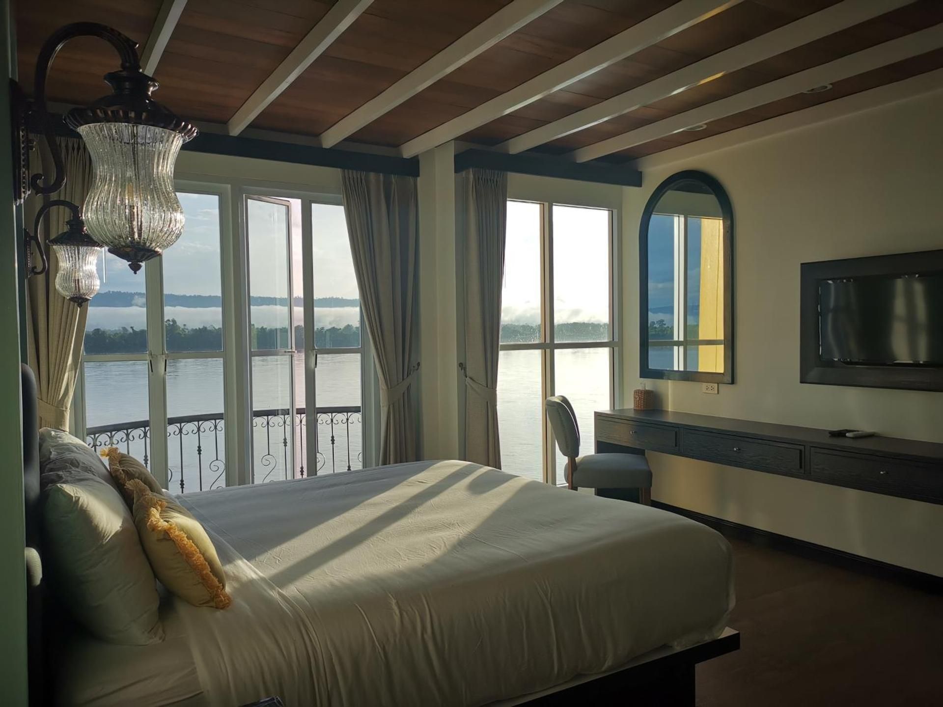 Vera Costa Hotel Deluxe King Room 2