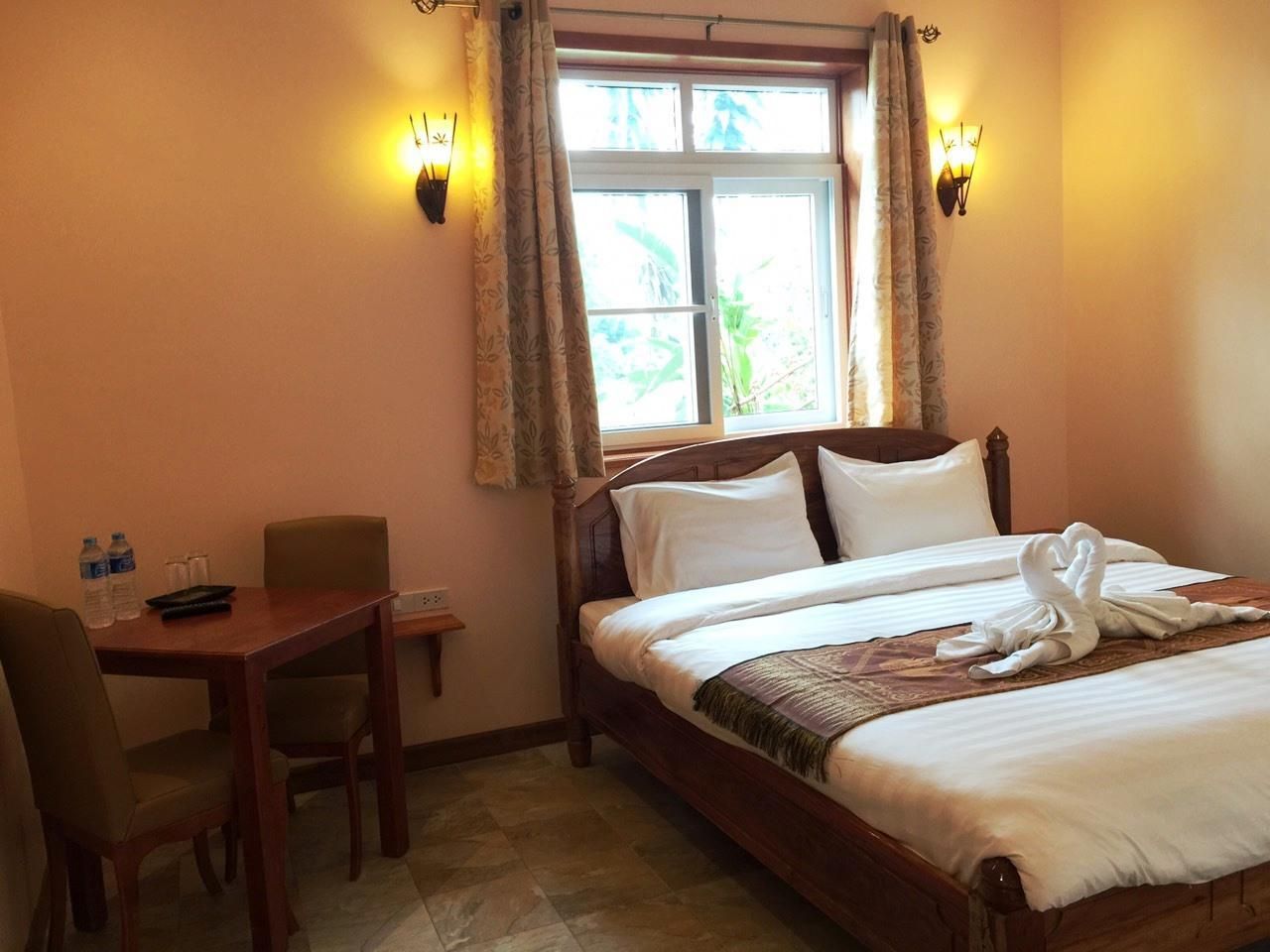 Pongsin Resort and Restaurant Luxury Room King Bed 2