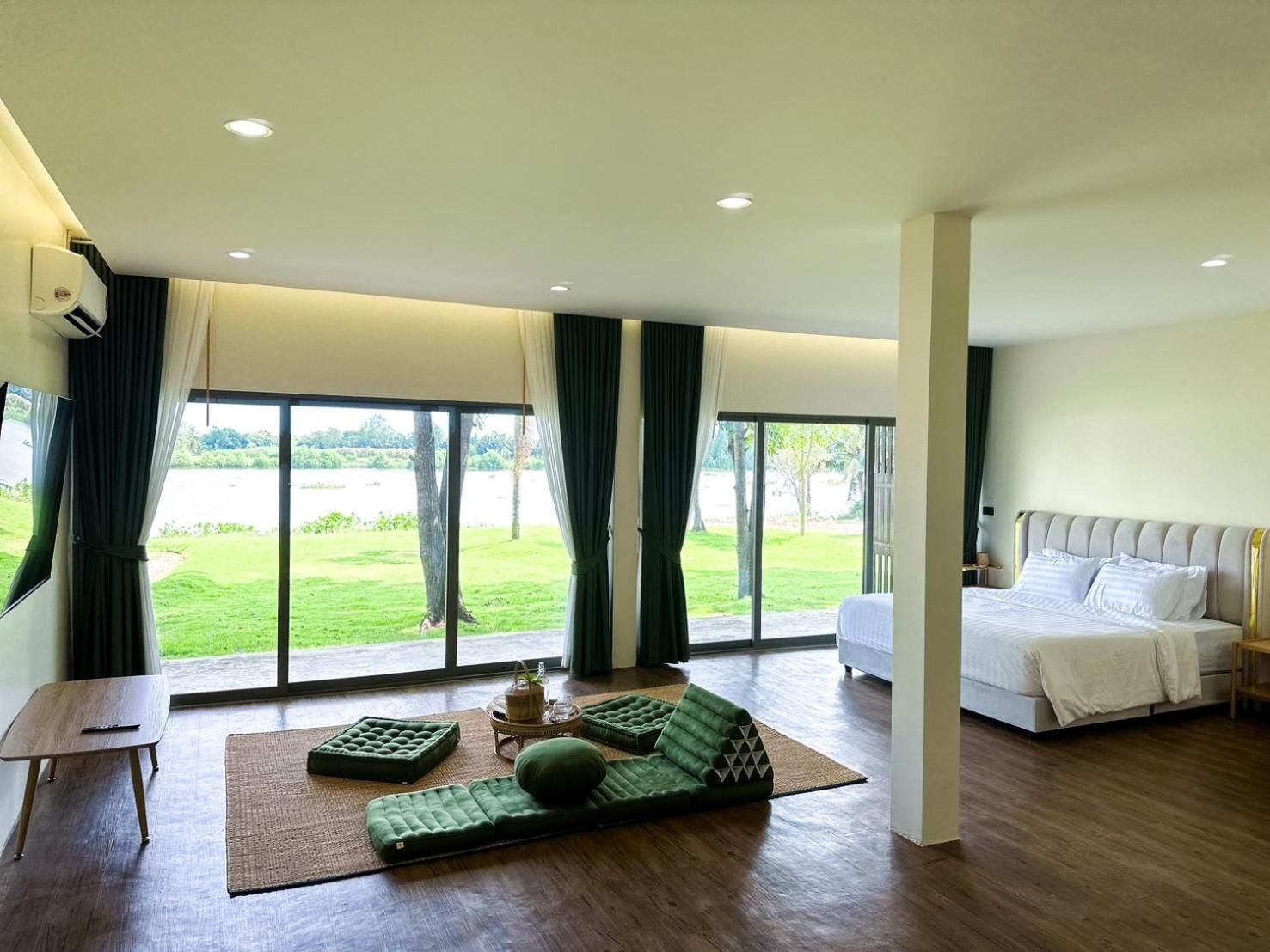 VAA Chachoengsao Grand Deluxe River View King Room