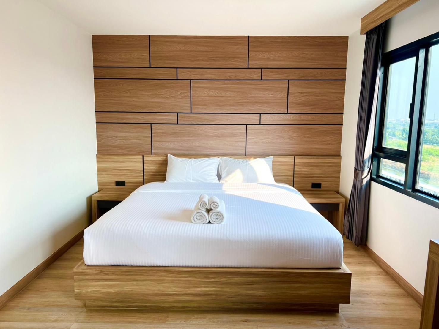 Wellgrow Hotel Deluxe - 1 King Bed 2