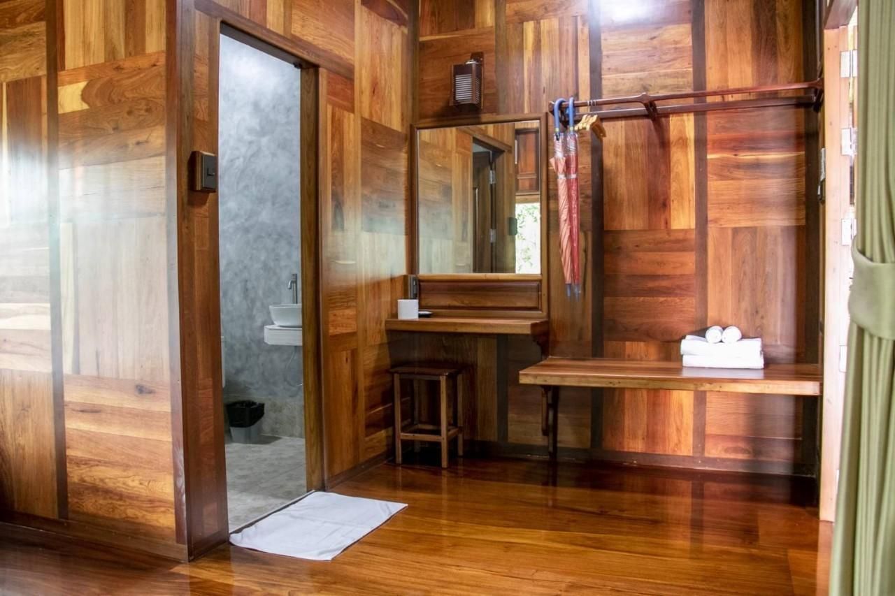 Baan Nai Thuk Hotel Riverfront Deluxe Room 3