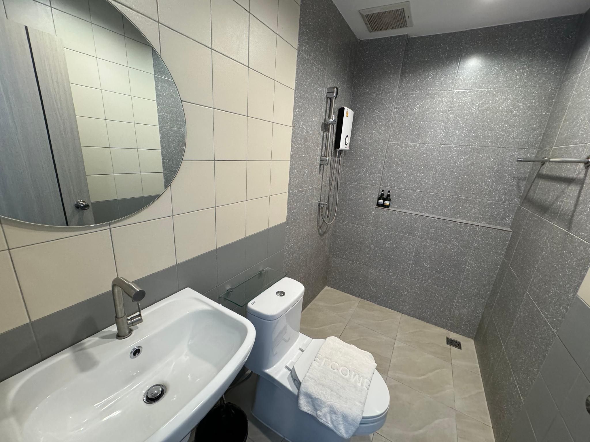 Luka House Standard Twin Room with Balcony 3