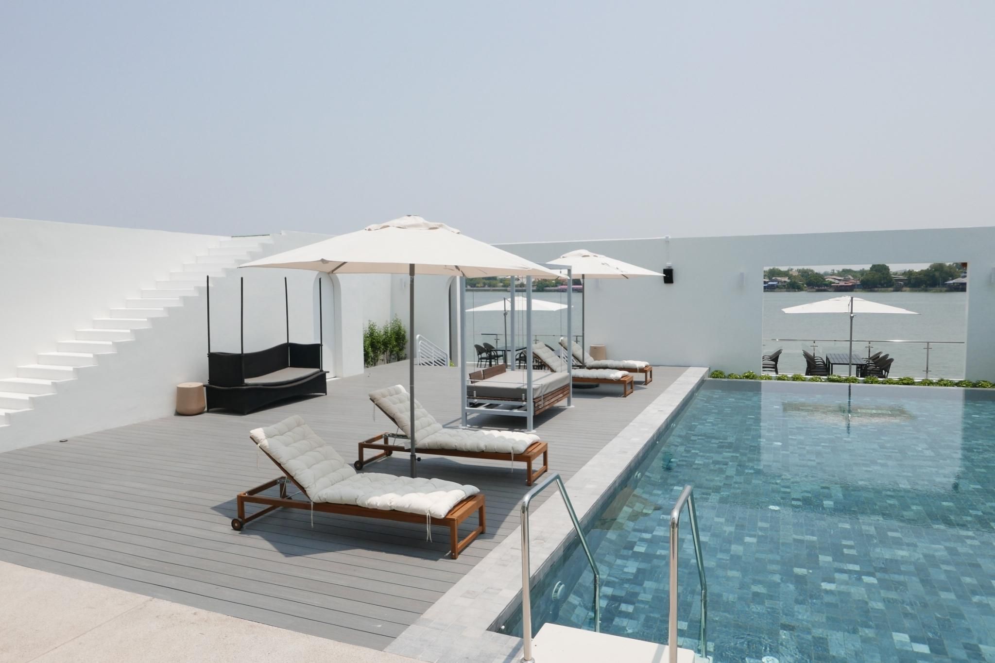 swimming pool [outdoor]