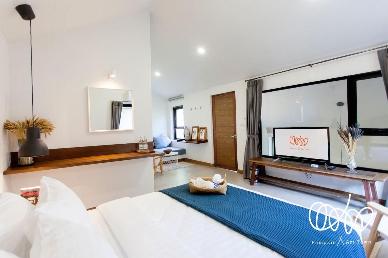 Pumpkin Art Town 2-Bedroom Land View Family Room