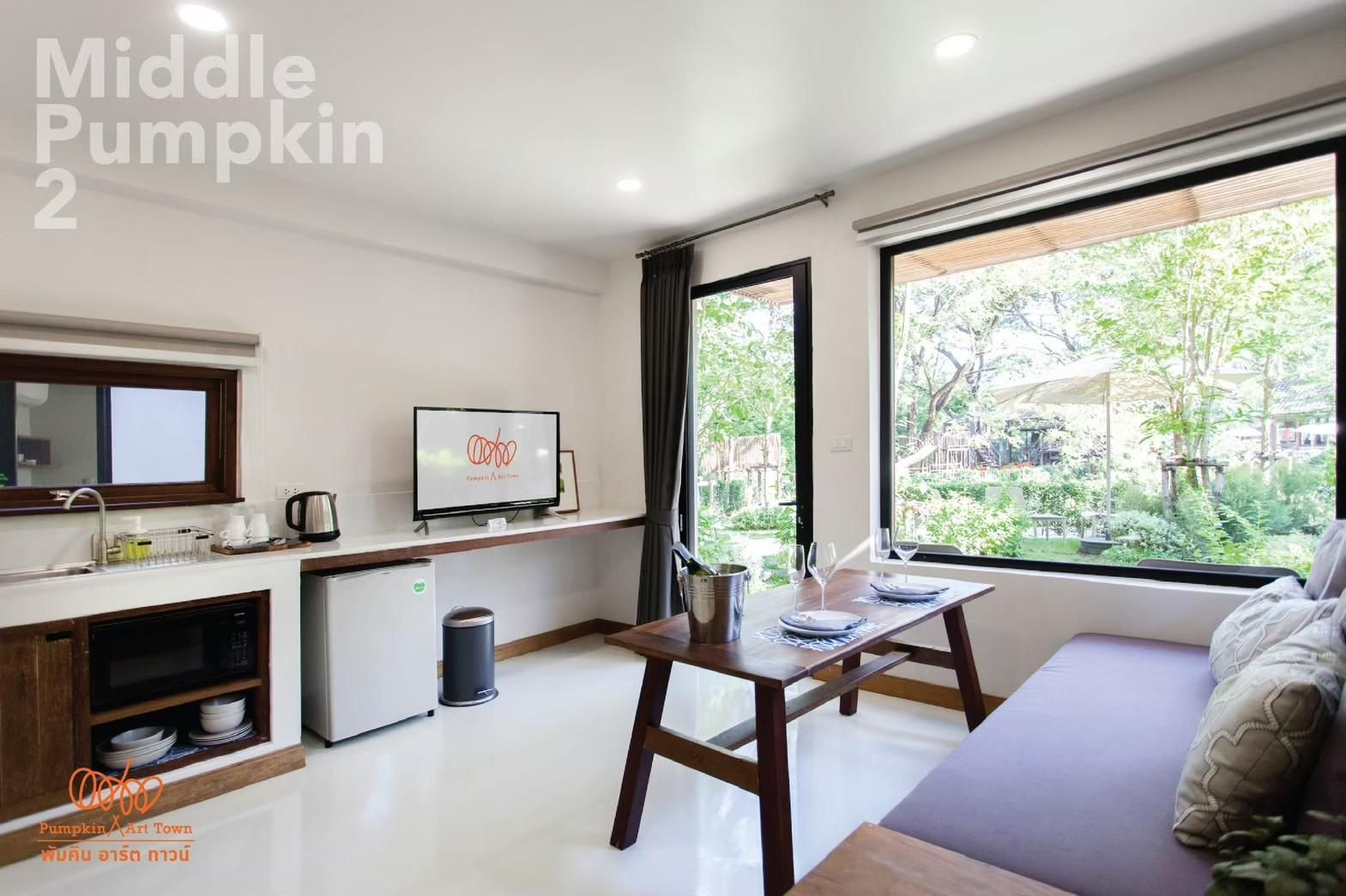 Garden View Family Room with Mini Bar