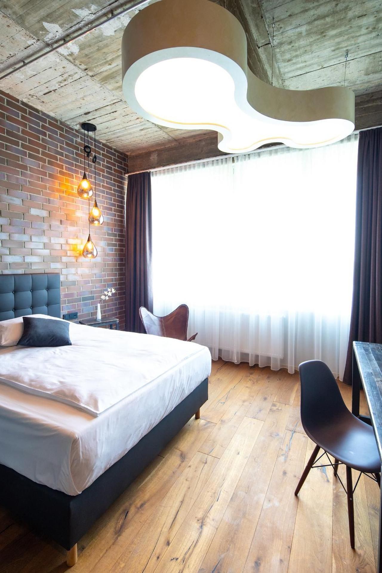 Business Queen Room with view