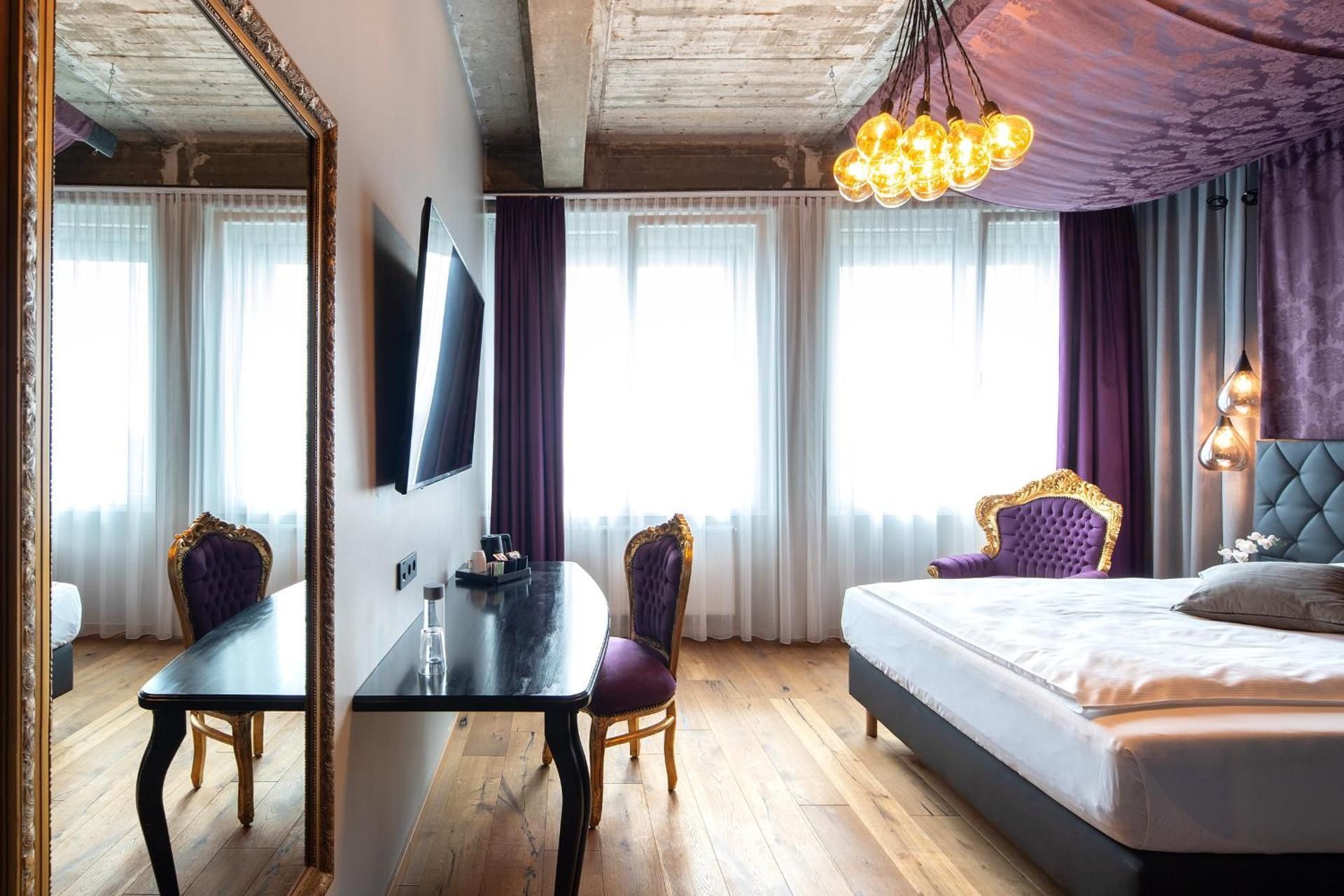 Business Queen Room