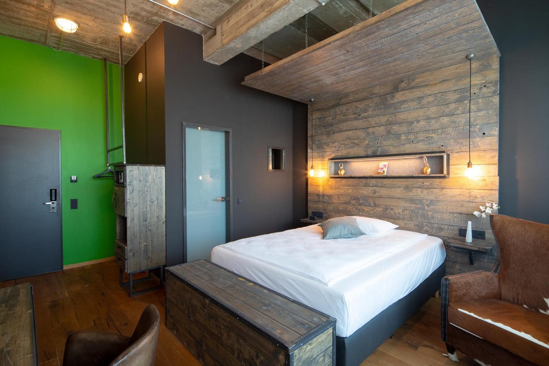 Business Queen Room with view