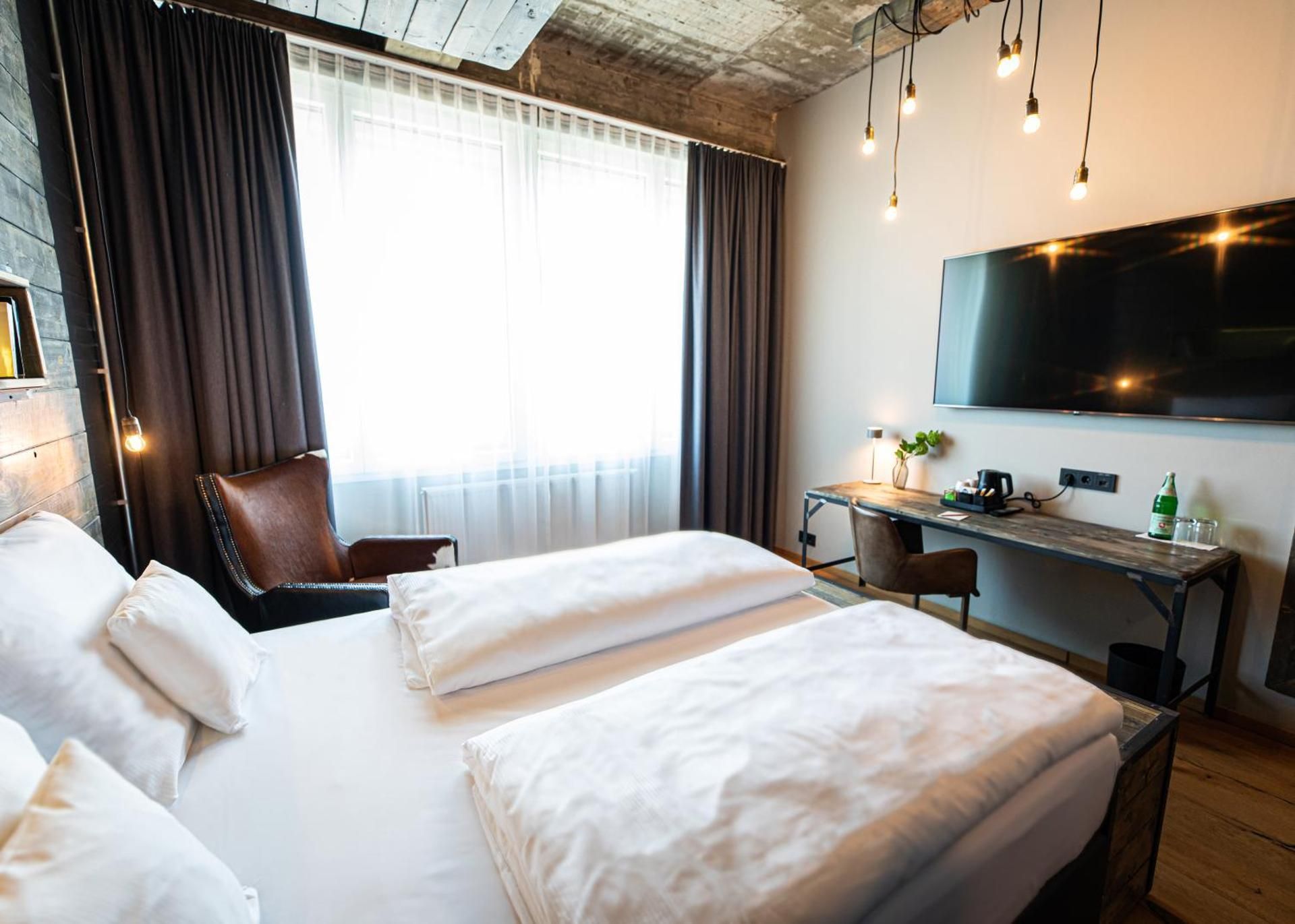 Business Queen Room