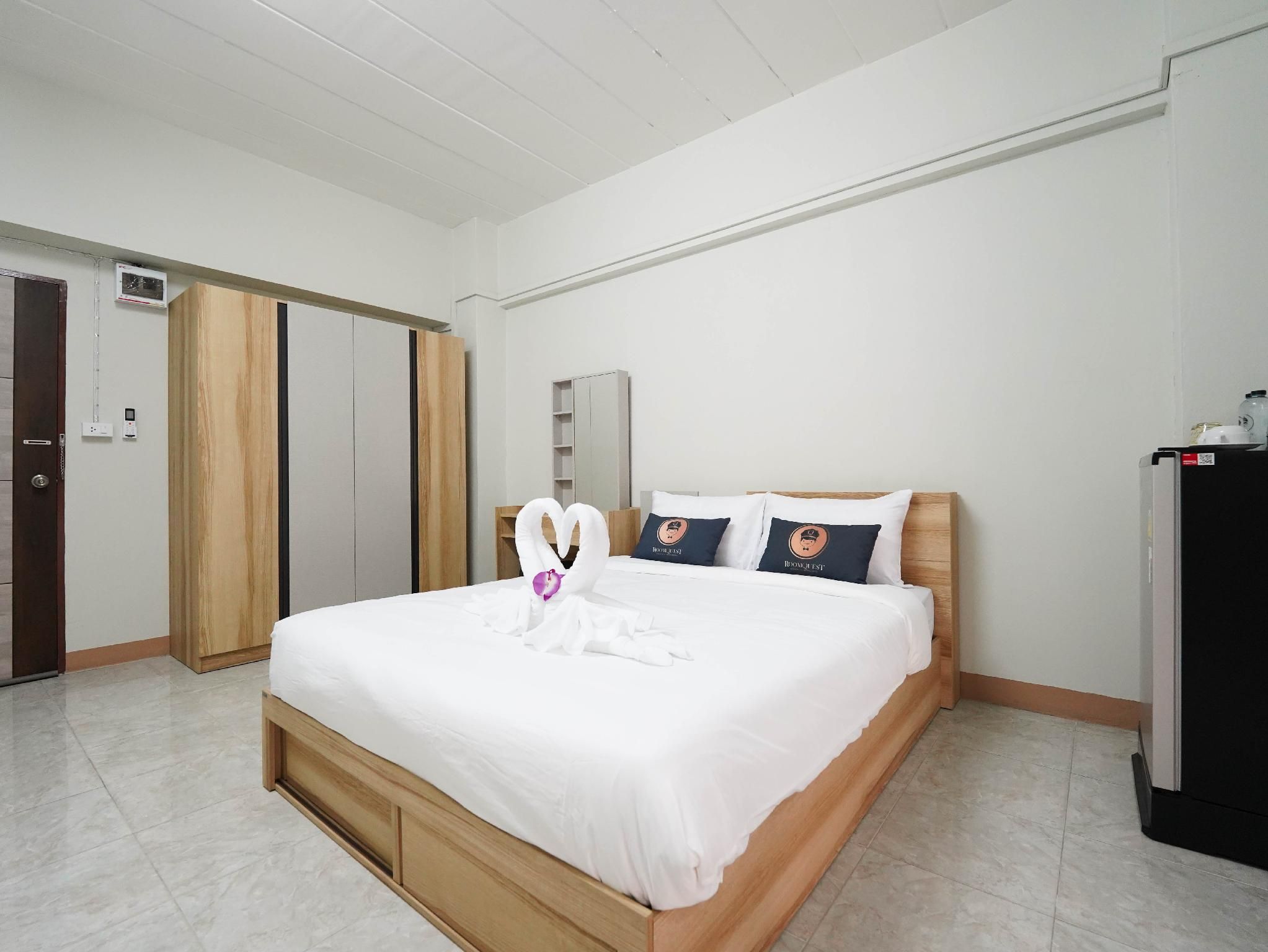 RoomQuest SPS Hotel and Residence Standard Room 2