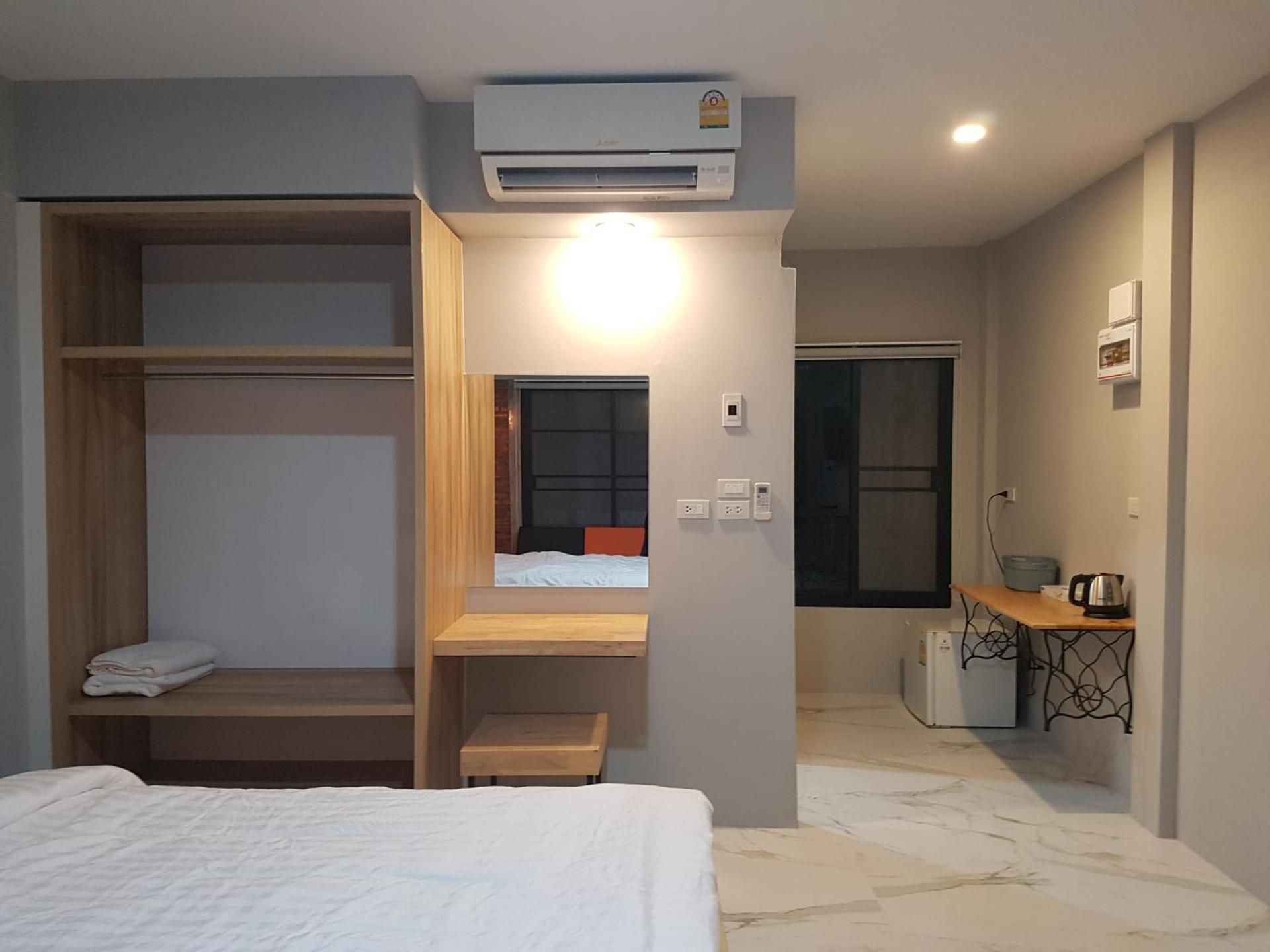 1 King Standard Room