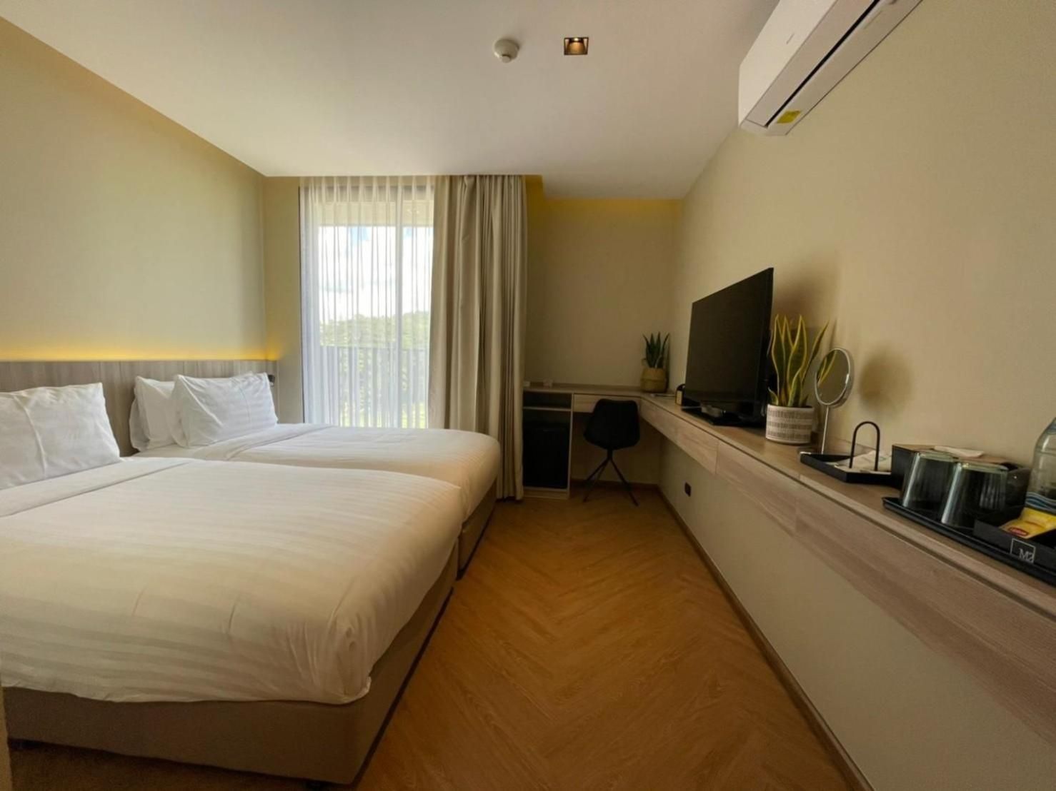 M2 Hotel Waterside Standard Room with twin beds 2