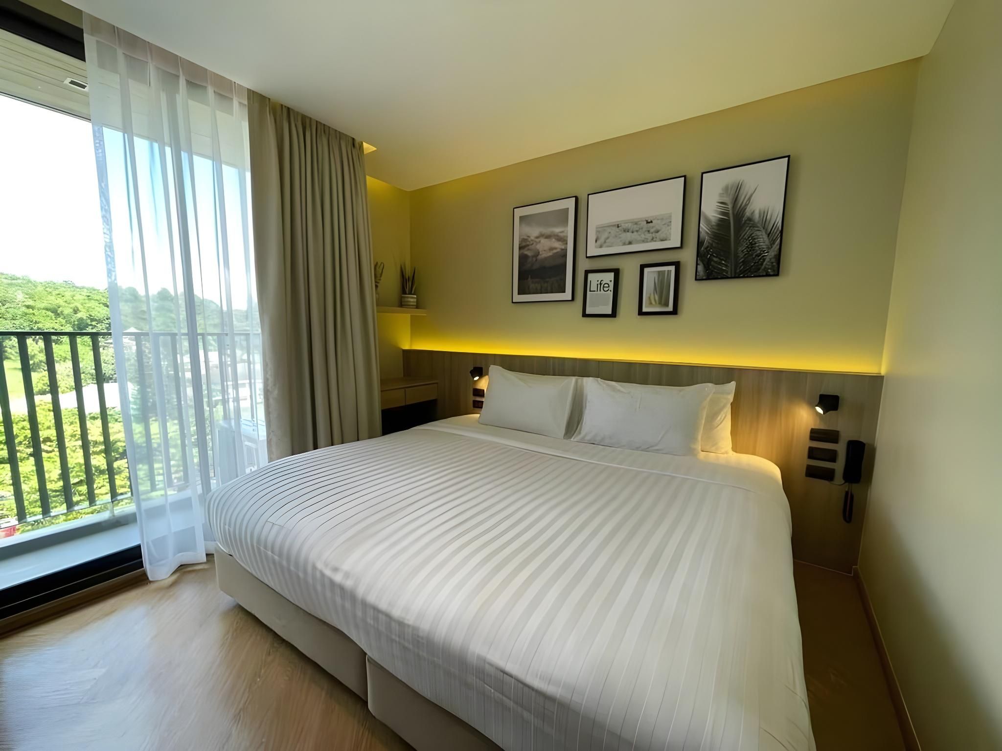 M2 Hotel Waterside Standard Room with twin beds