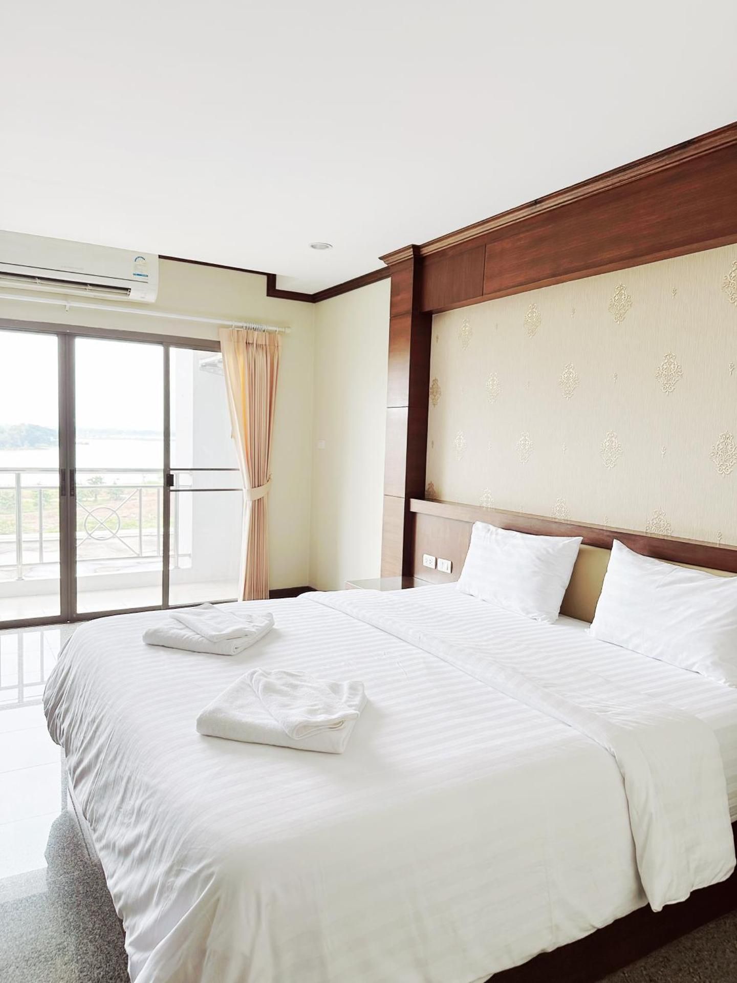 Green Hill Hotel Phayao Standard Lake View Double Room 2