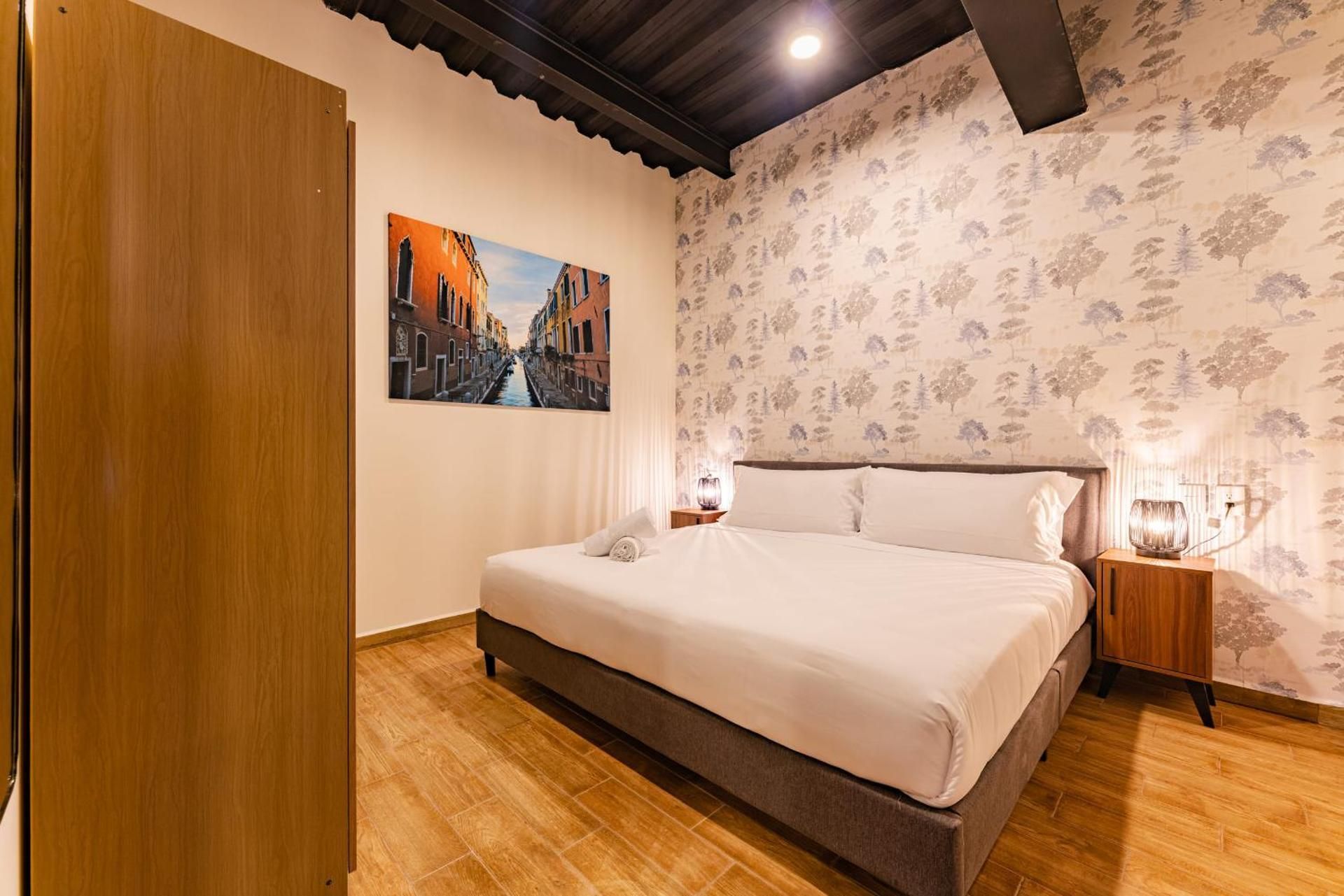 DELUXE APARTMENT