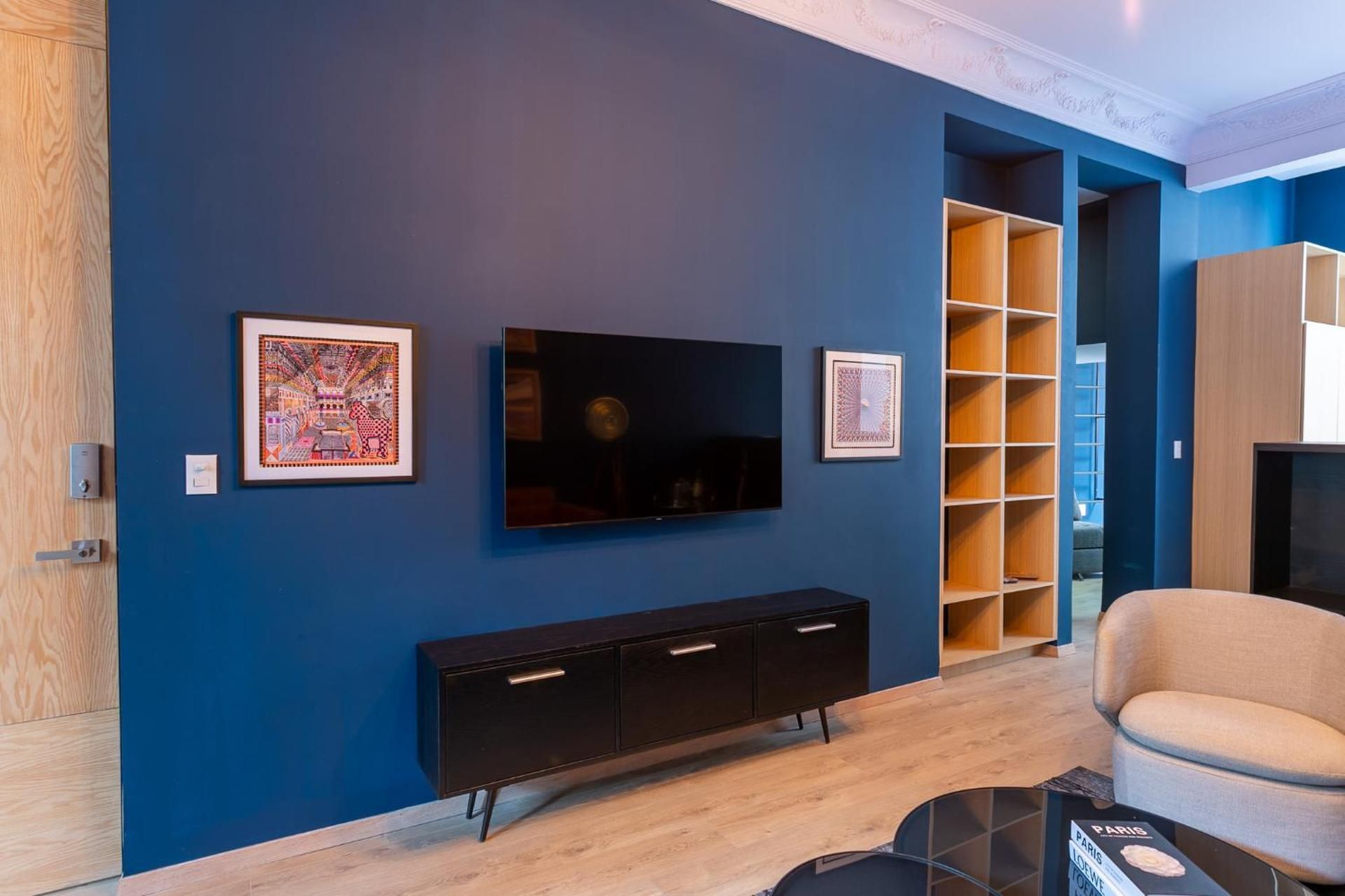 Deluxe One-Bedroom Apartment
