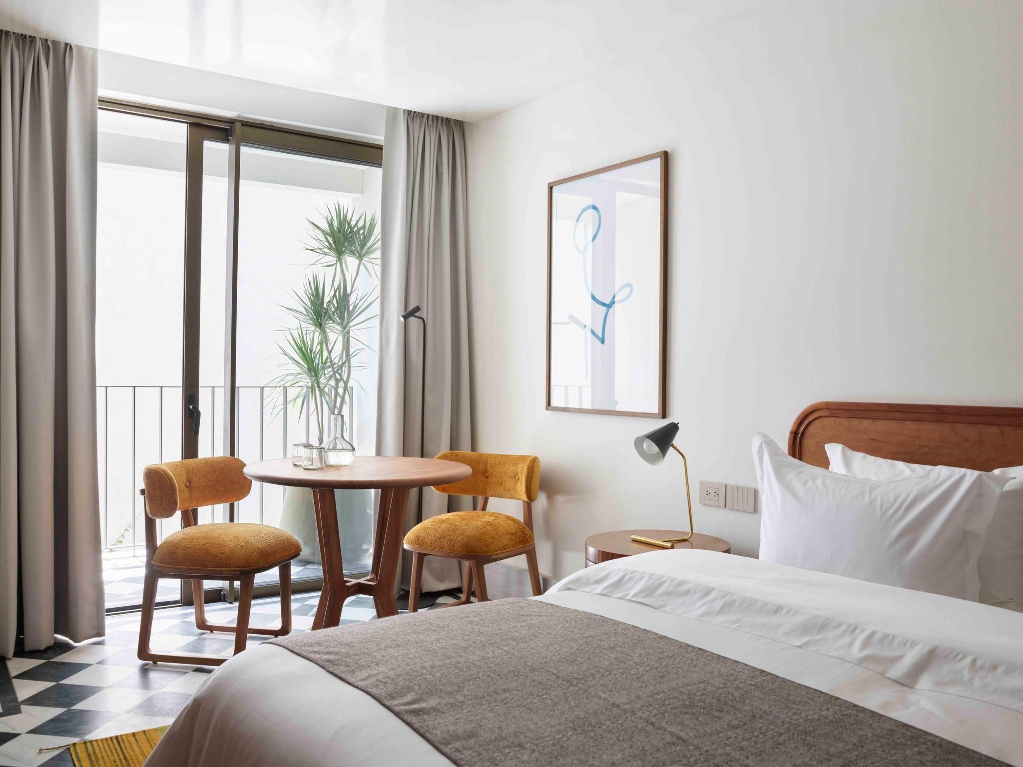 Superior Balcony King