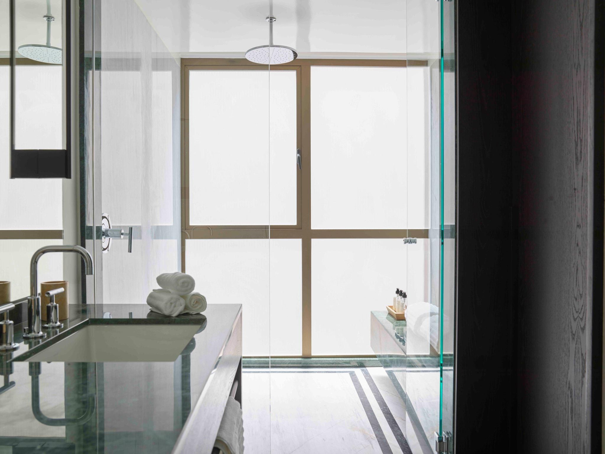 Superior Balcony King