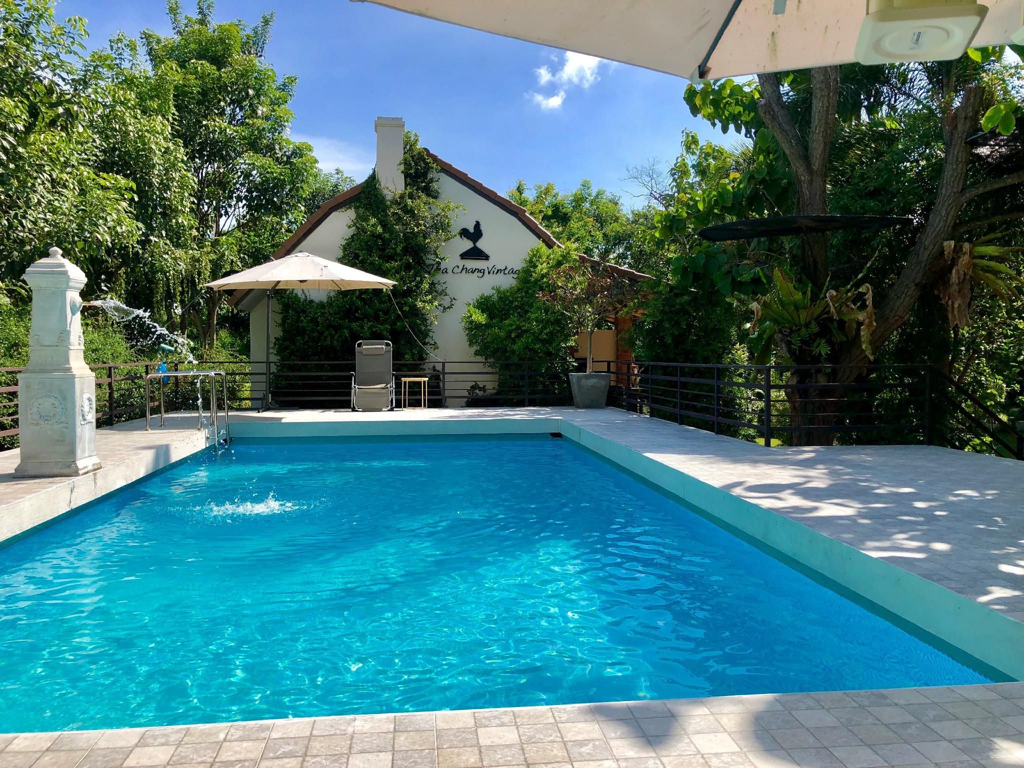 swimming pool [outdoor]