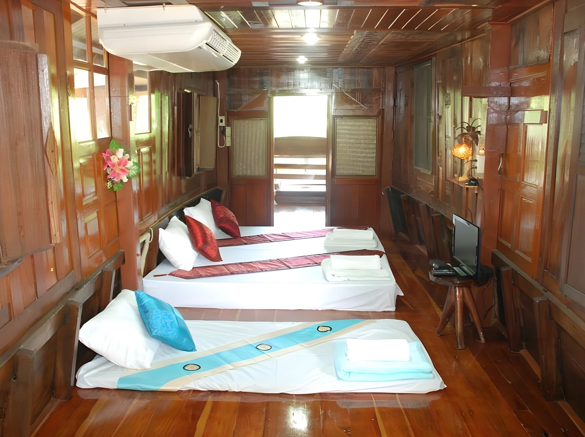 Baandin Rimnum Resort Eiam Jun Boat 2