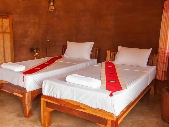 Baandin Rimnum Resort Standard Bungalow