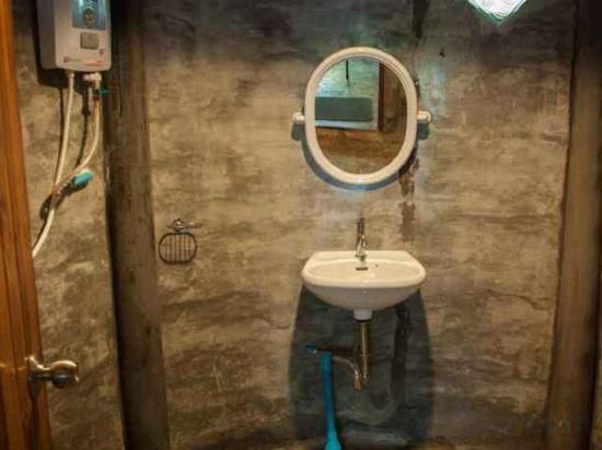 Baandin Rimnum Resort Standard Bungalow 2