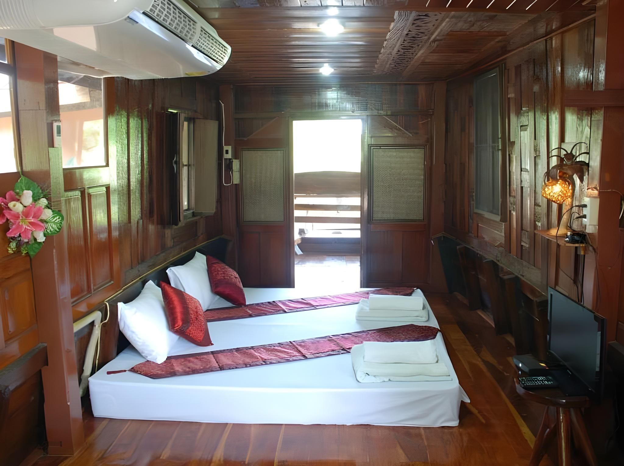 Baandin Rimnum Resort Eiam Jun Boat