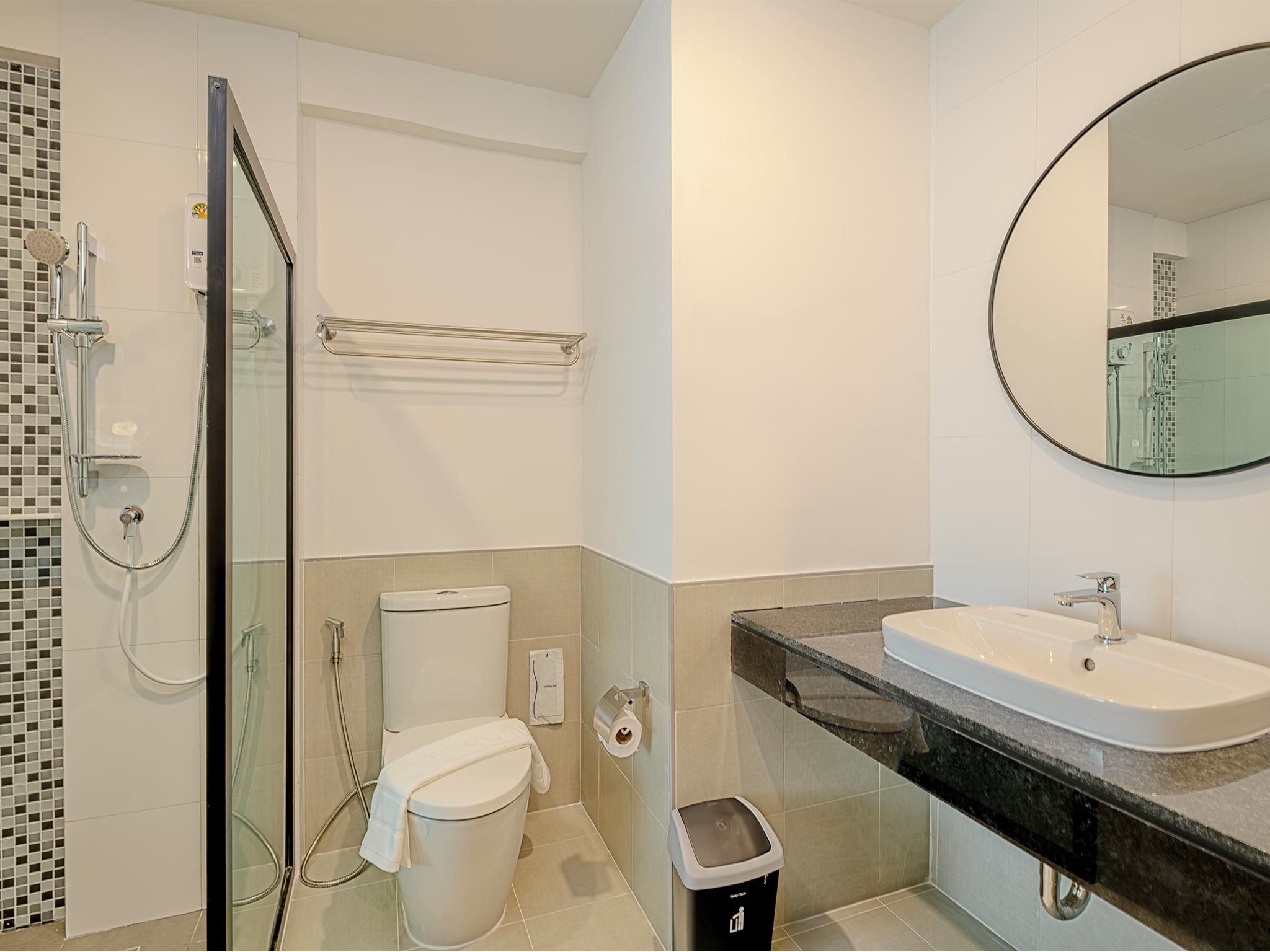 B2 Suphan Buri Premier Hotel Deluxe Triple Room 3