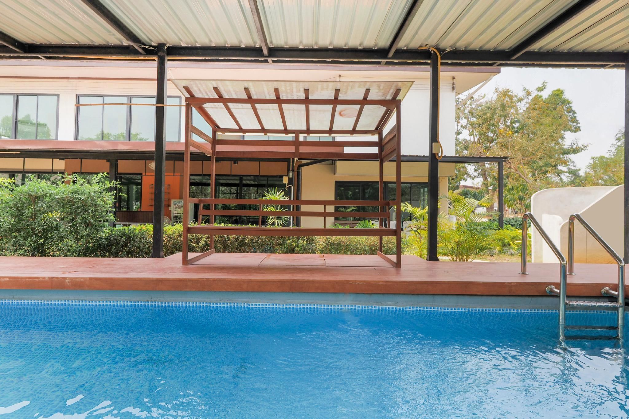 swimming pool [outdoor]