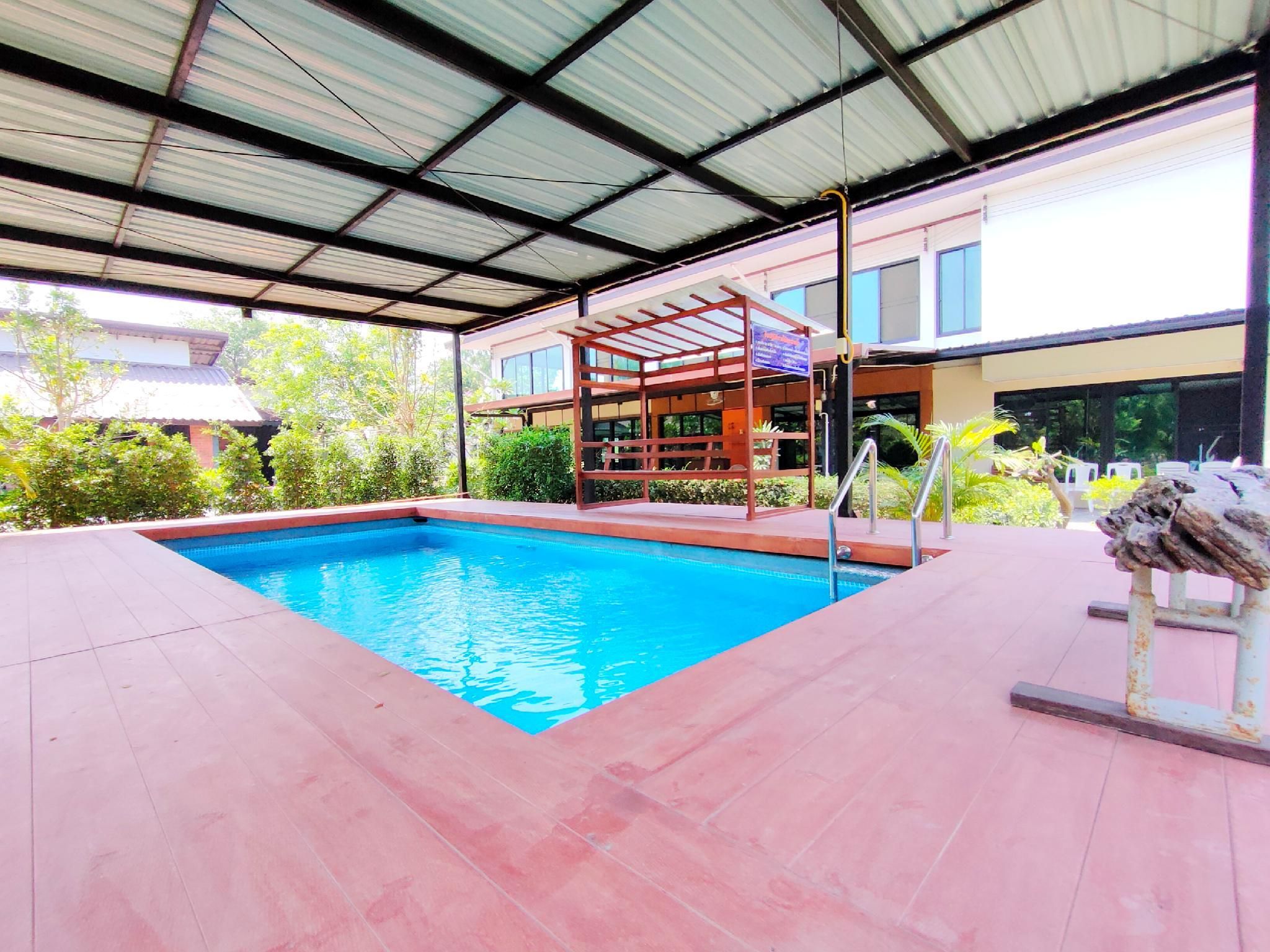 swimming pool [outdoor]