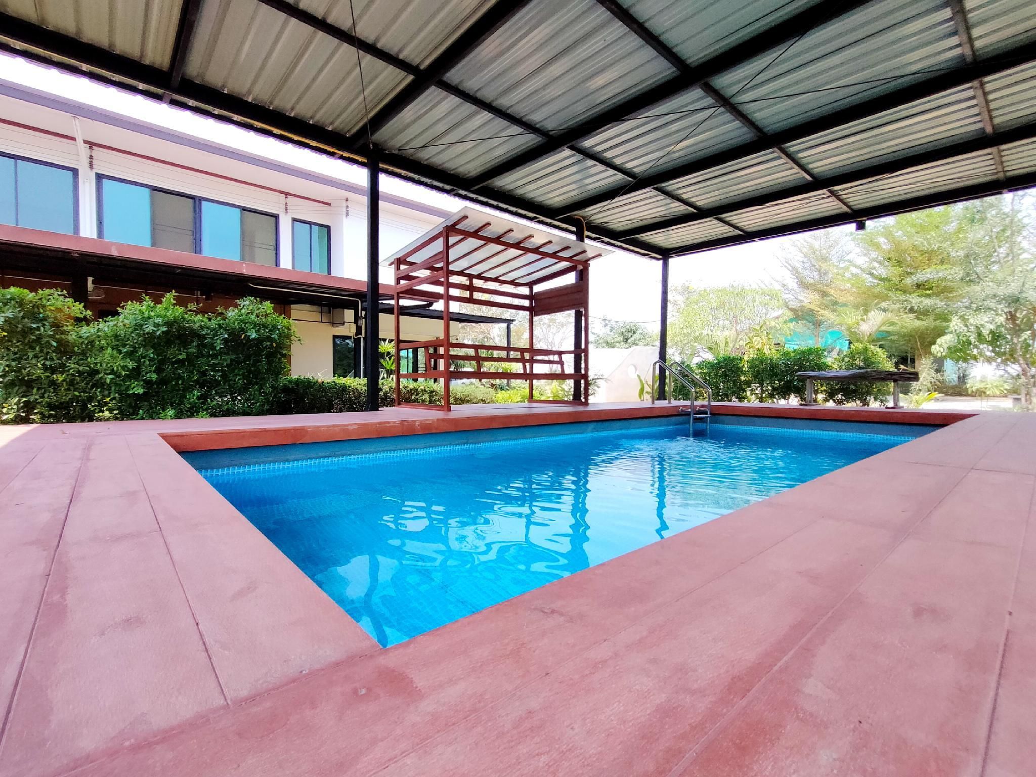 swimming pool [outdoor]