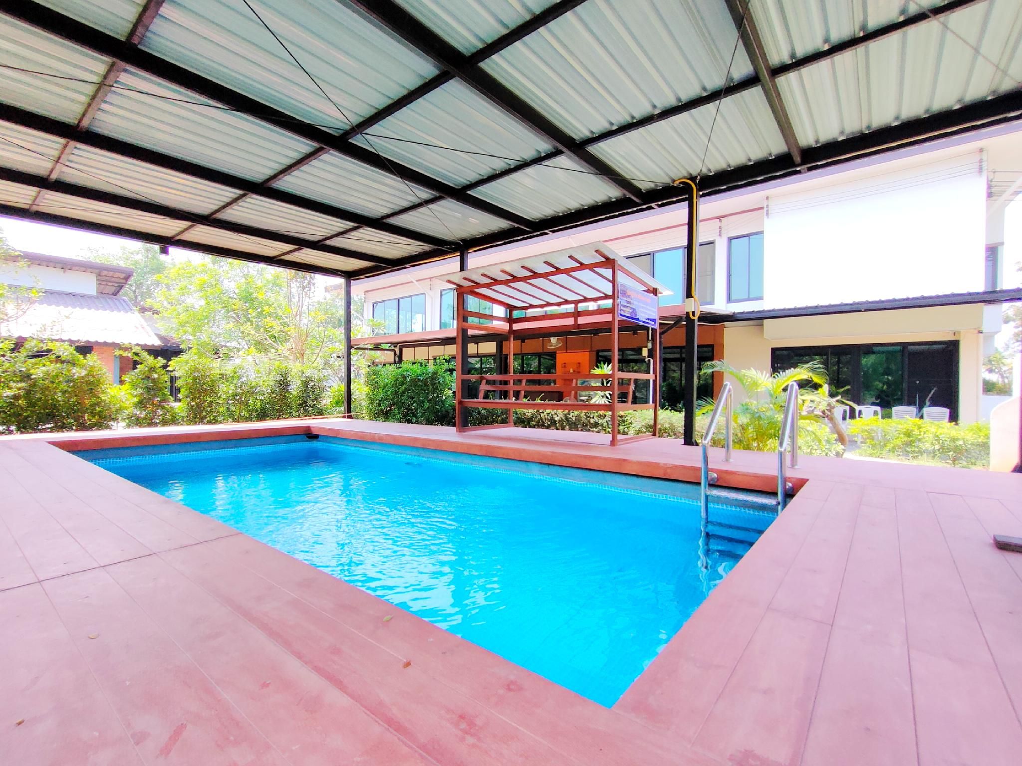 swimming pool [outdoor]