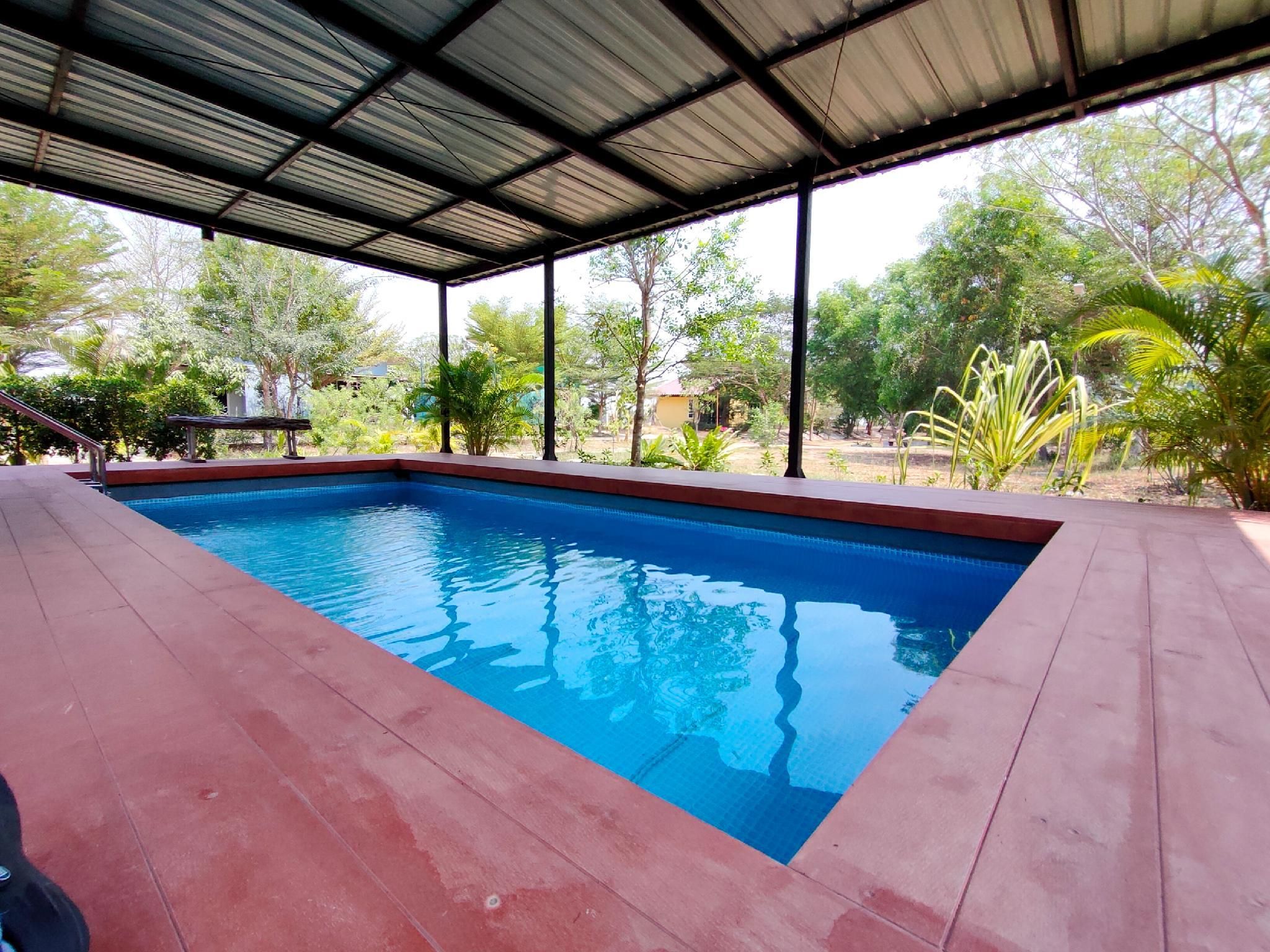 swimming pool [outdoor]