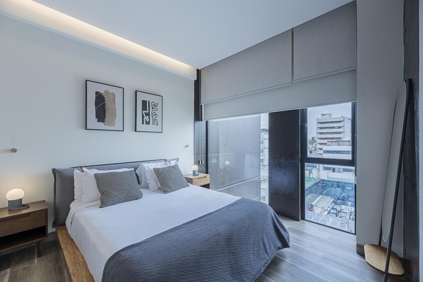 Deluxe One-Bedroom Apartment with Balcony 