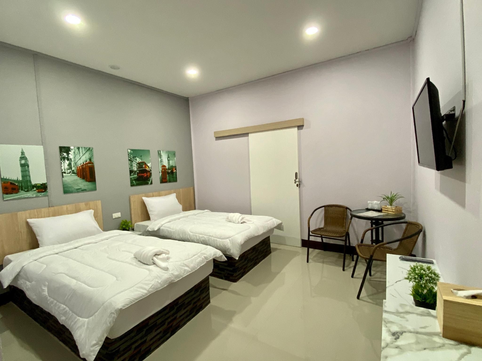 2 Twin Beds Room