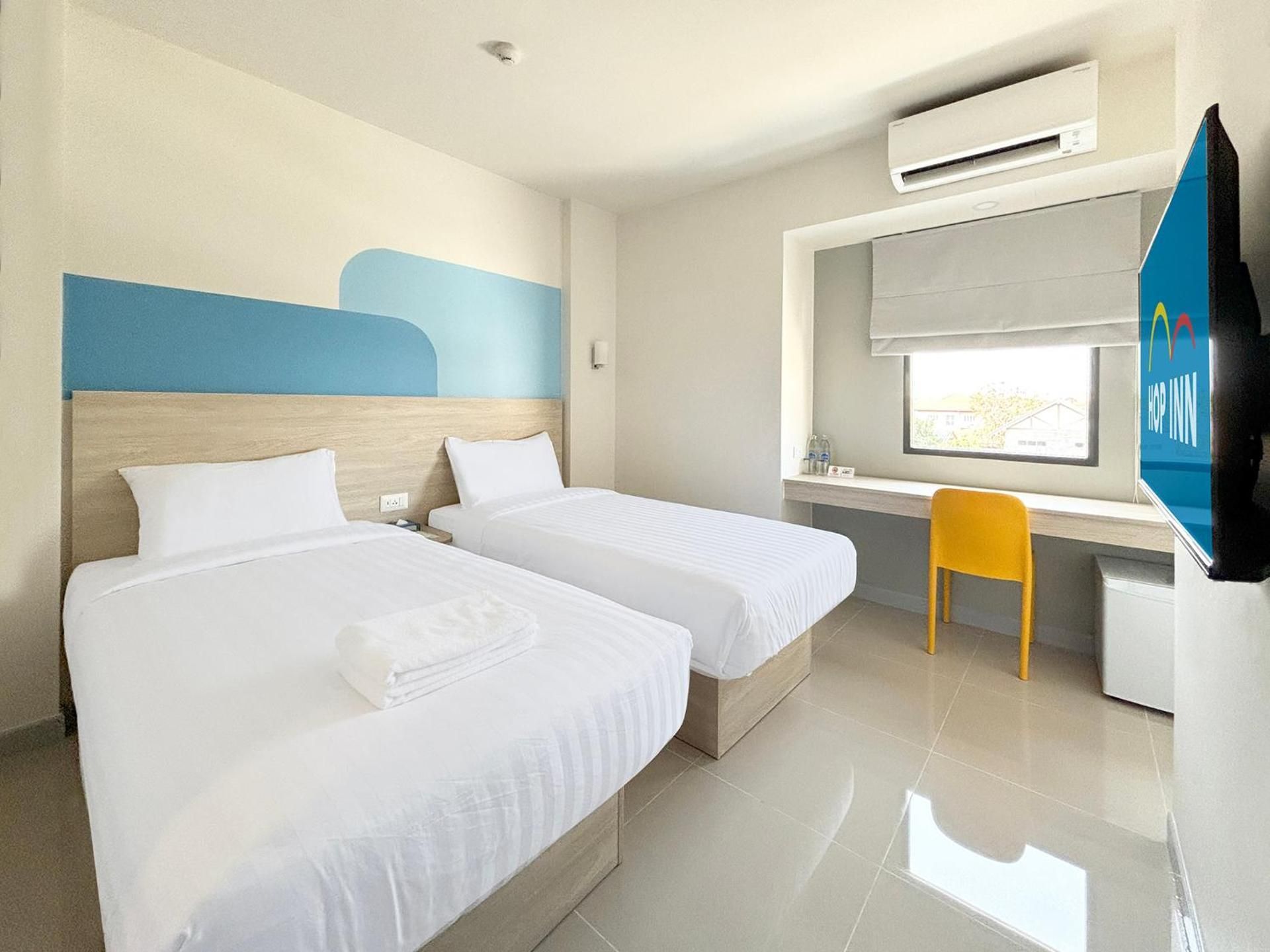 HOP INN Suphanburi Standard Twin Room with Balcony 2