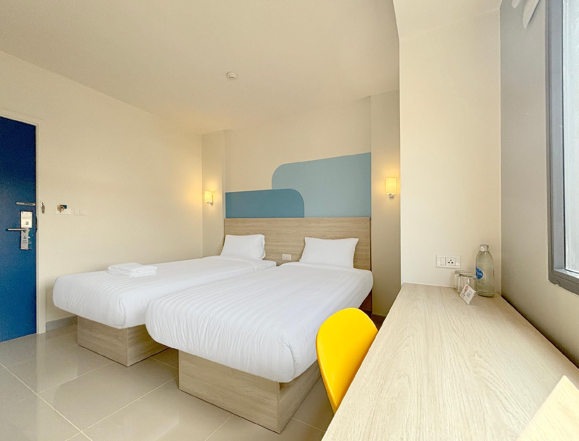 HOP INN Suphanburi Standard Twin Room with Balcony