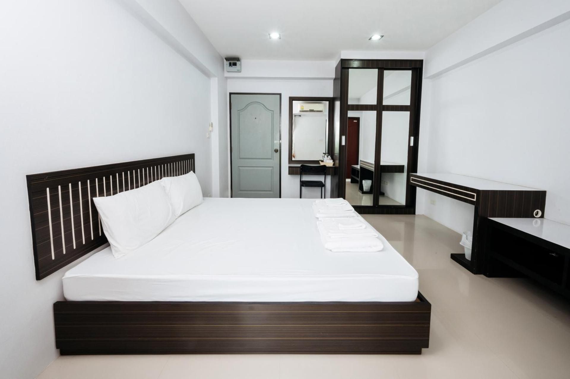 Creston Grand Hotel Suphan Buri Economy Double Room