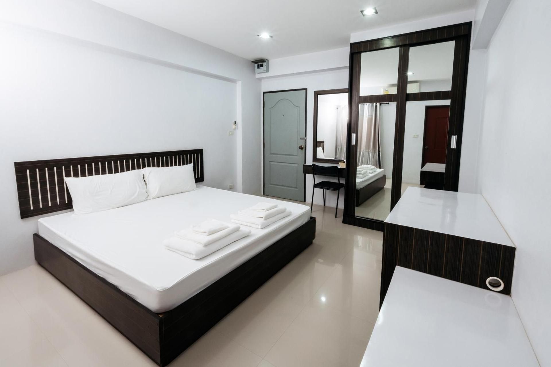 Creston Grand Hotel Suphan Buri Economy Double Room 2