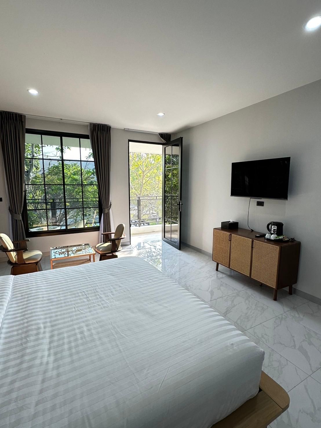 1 King Bed Deluxe, Balcony