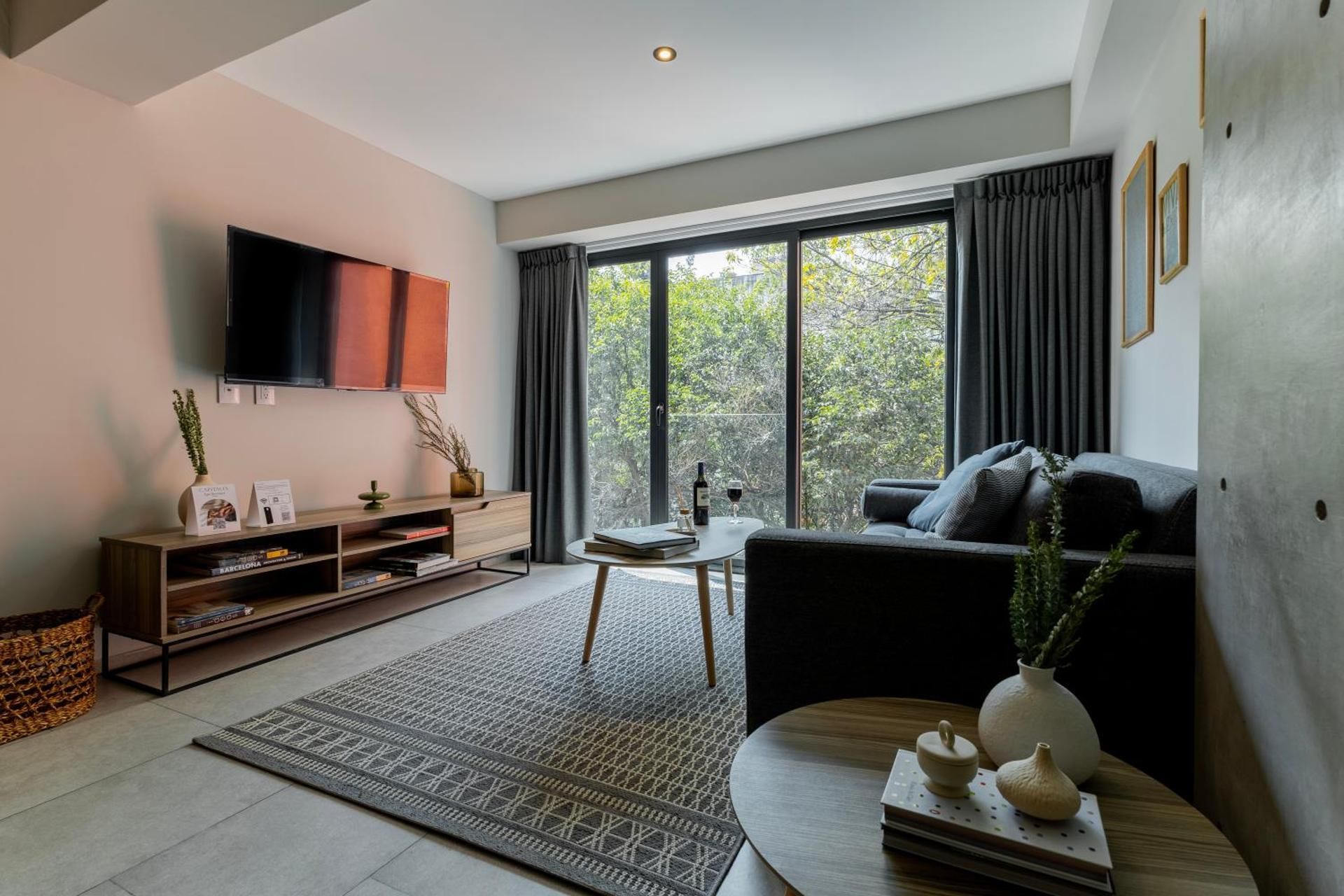 Signature Apartment, Street view