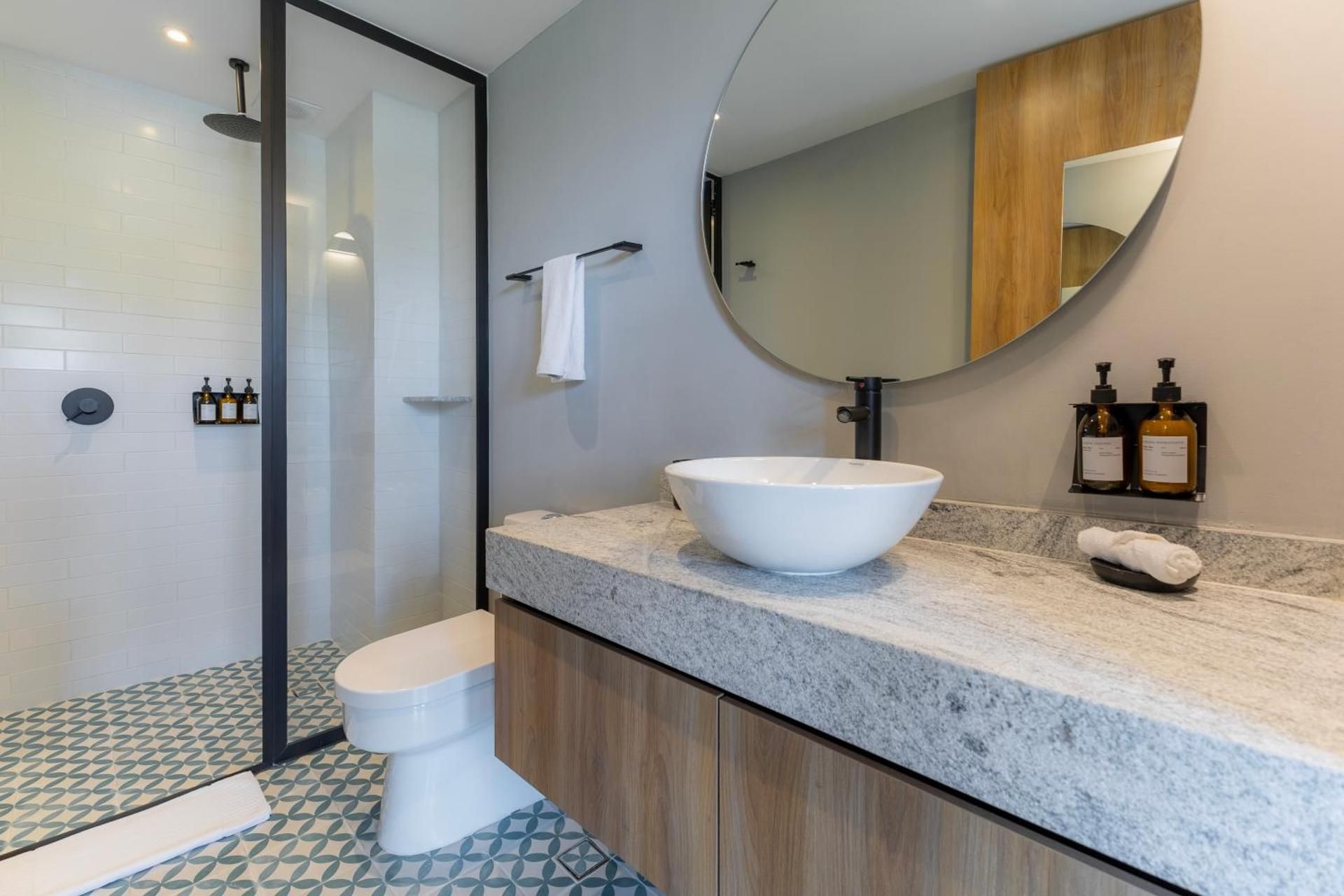 Luxury Apartment, 2 Bedrooms, Balcony, Street View
