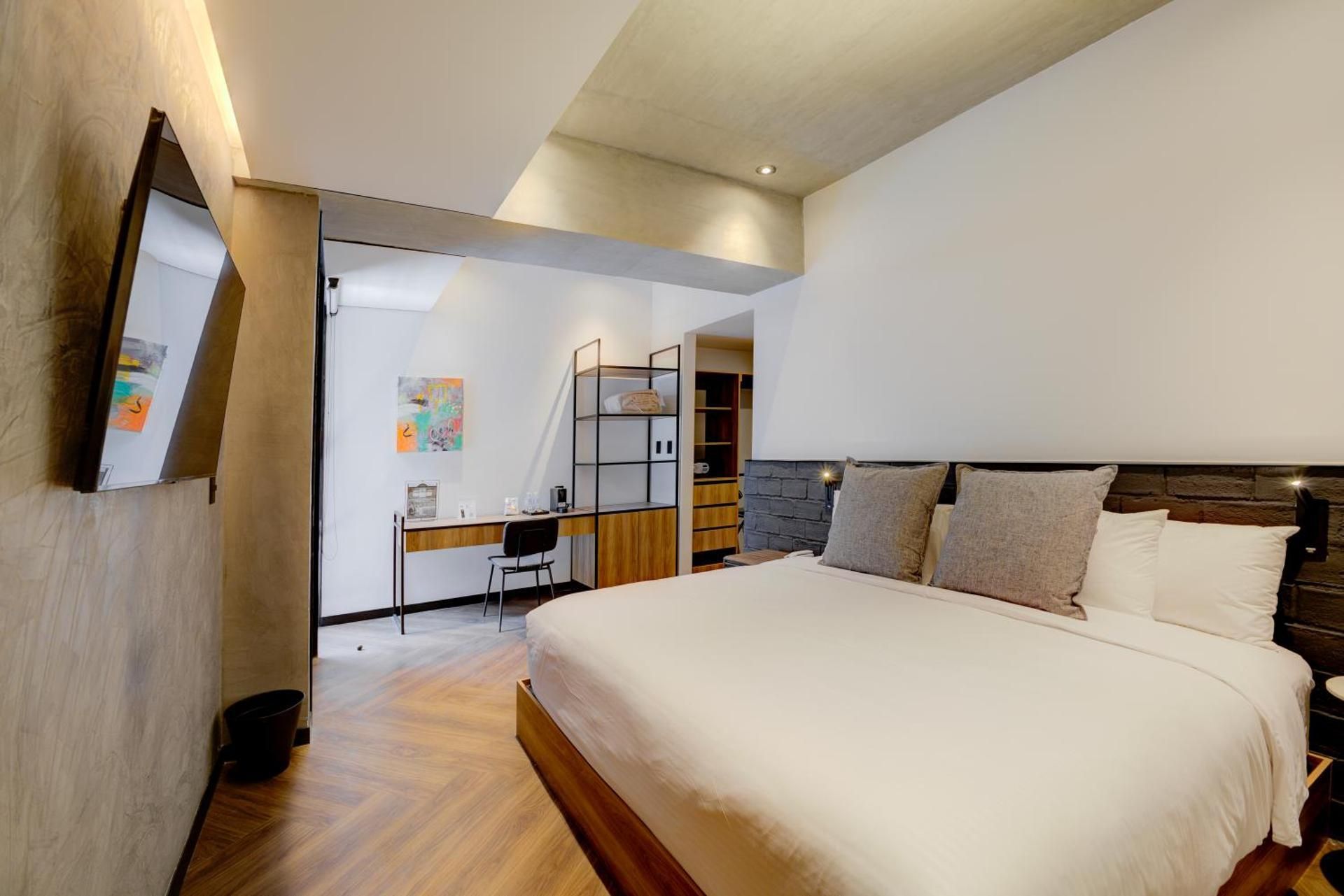 Luxury Apartment, 2 Bedrooms, Balcony, Street View