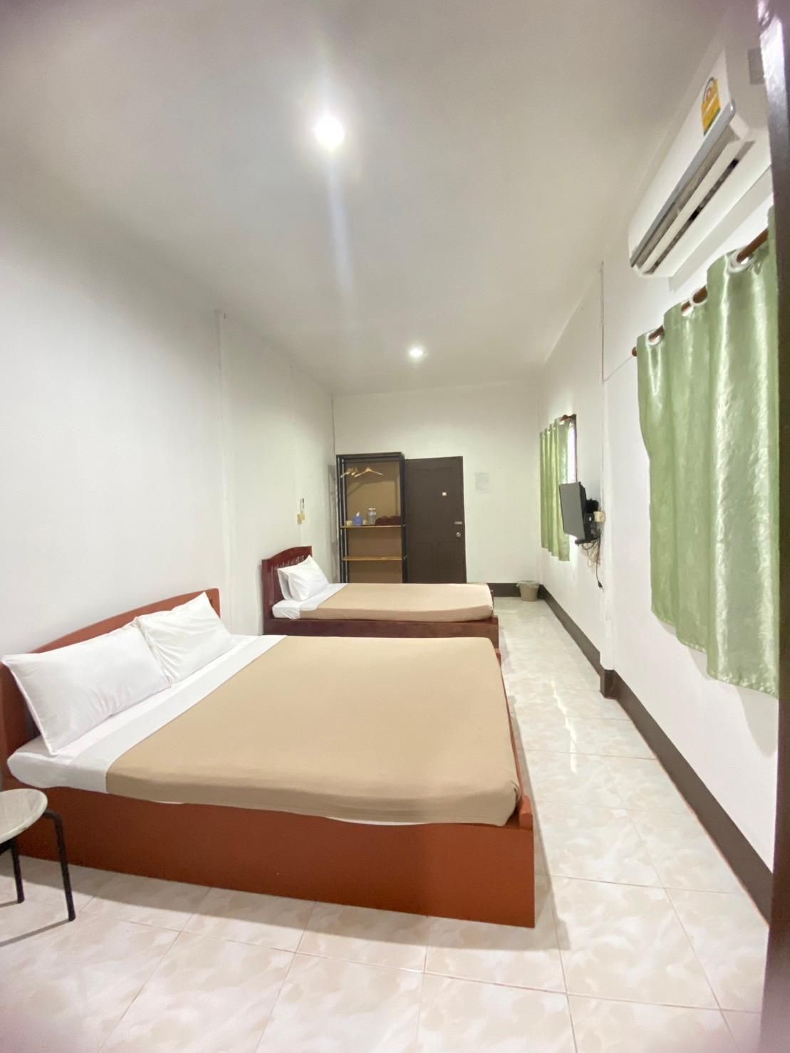 Triple Room with Air Conditioning and Shared Bathroom