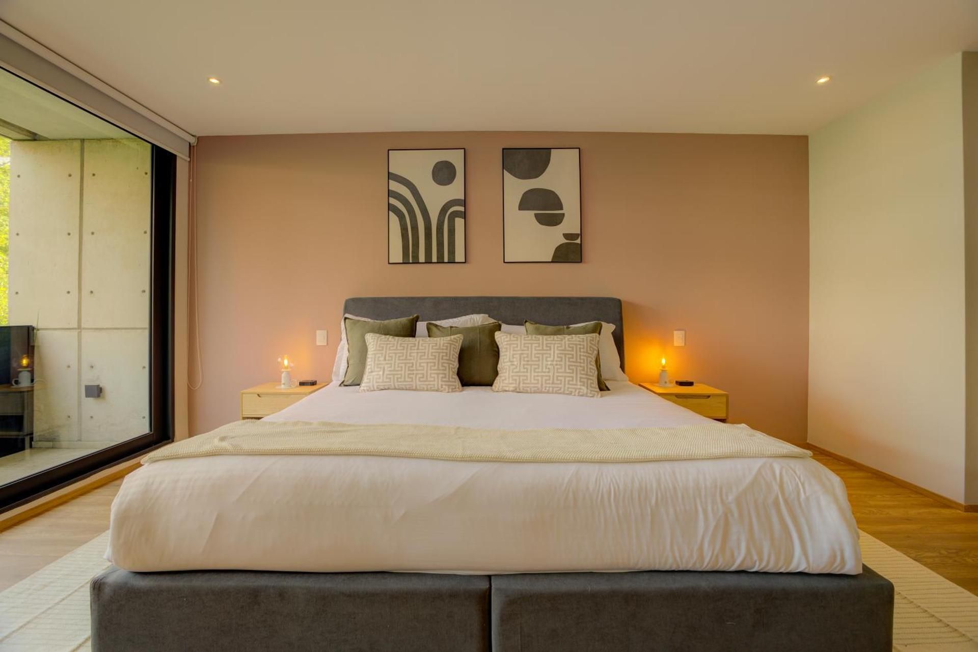 Luxury Apartment, 3 Bedrooms, Balcony, Street View