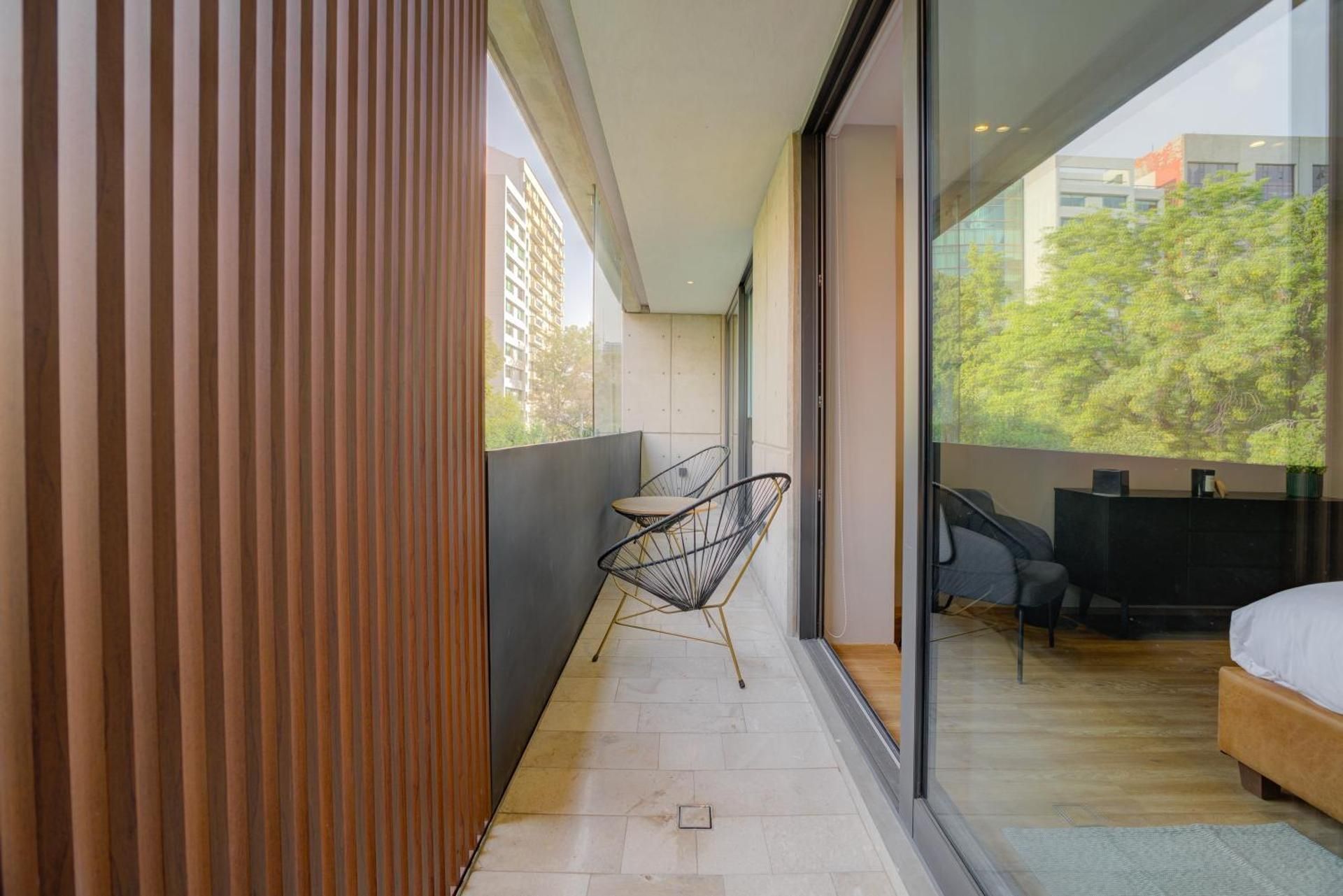 Luxury Apartment, 3 Bedrooms, Balcony, Street View