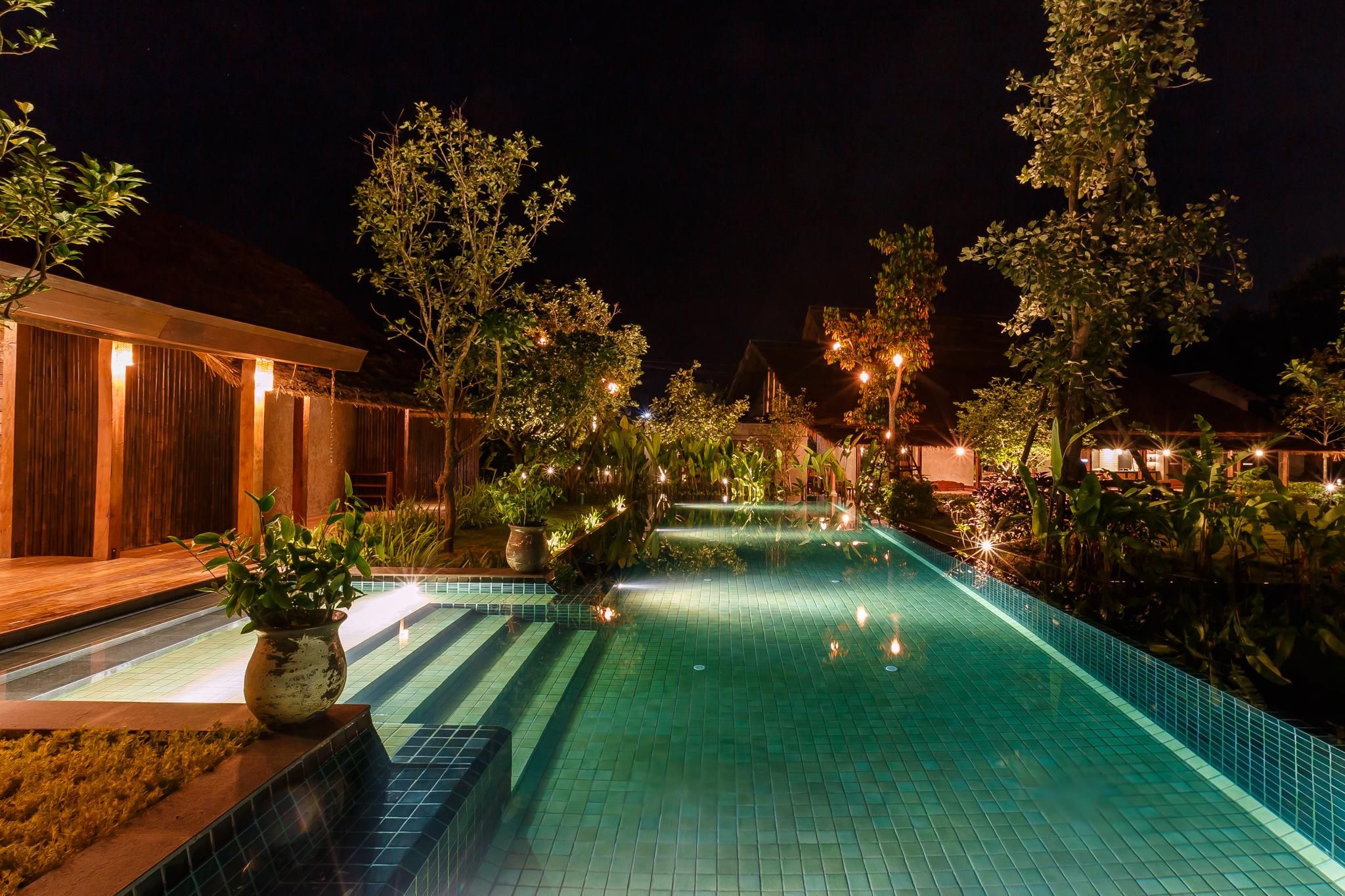 swimming pool [outdoor]