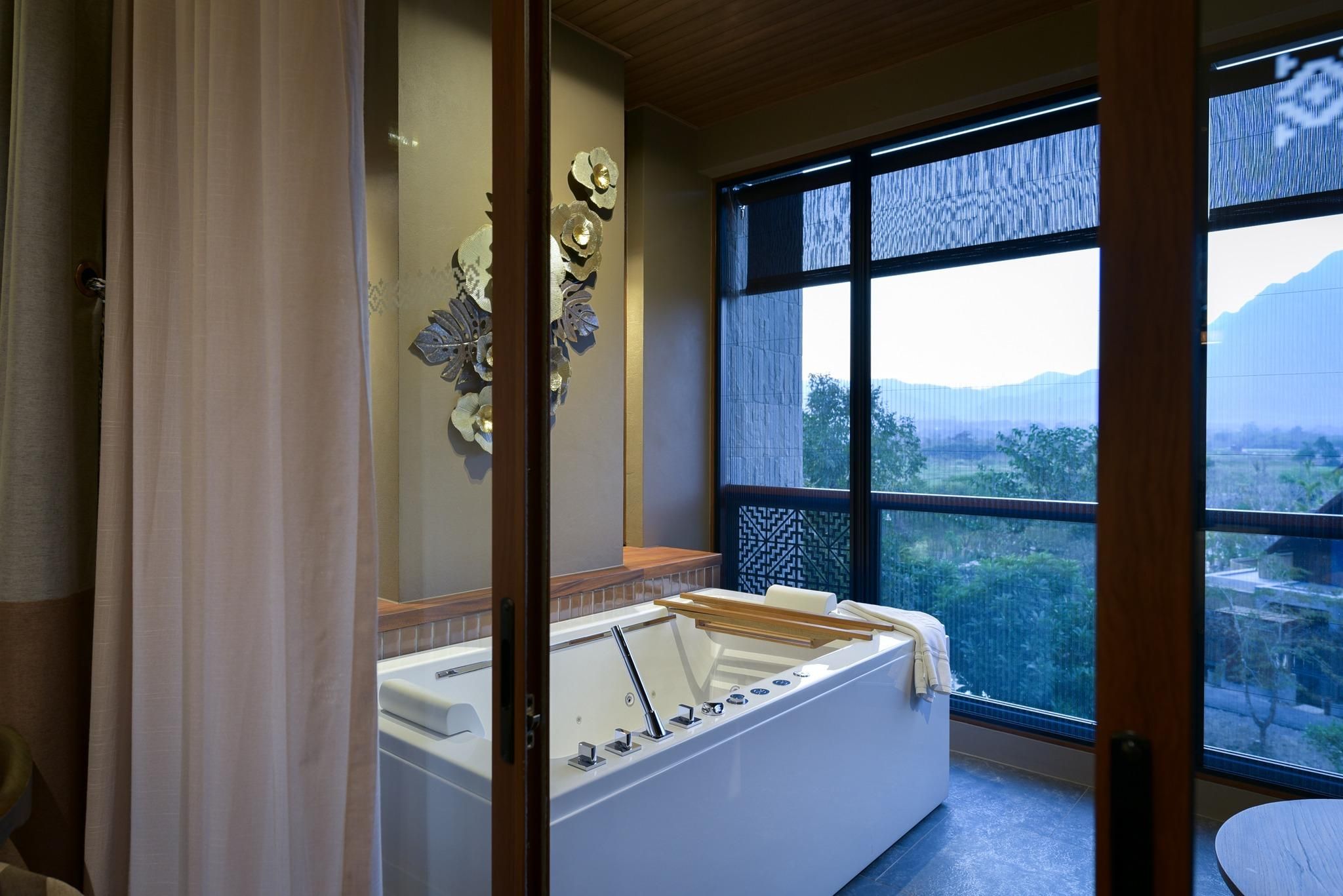 Deluxe King Room with Balcony