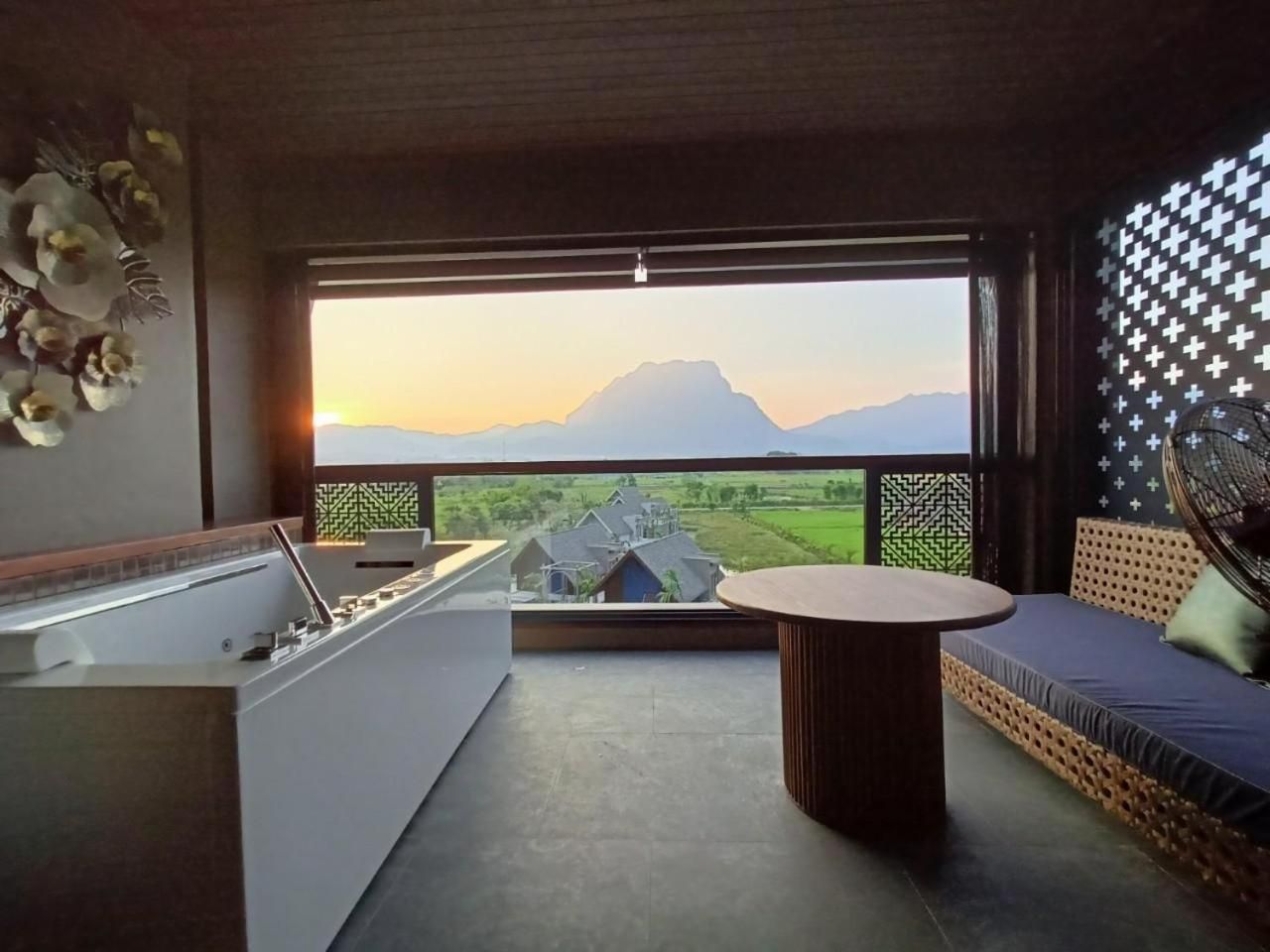 King Room with Mountain View