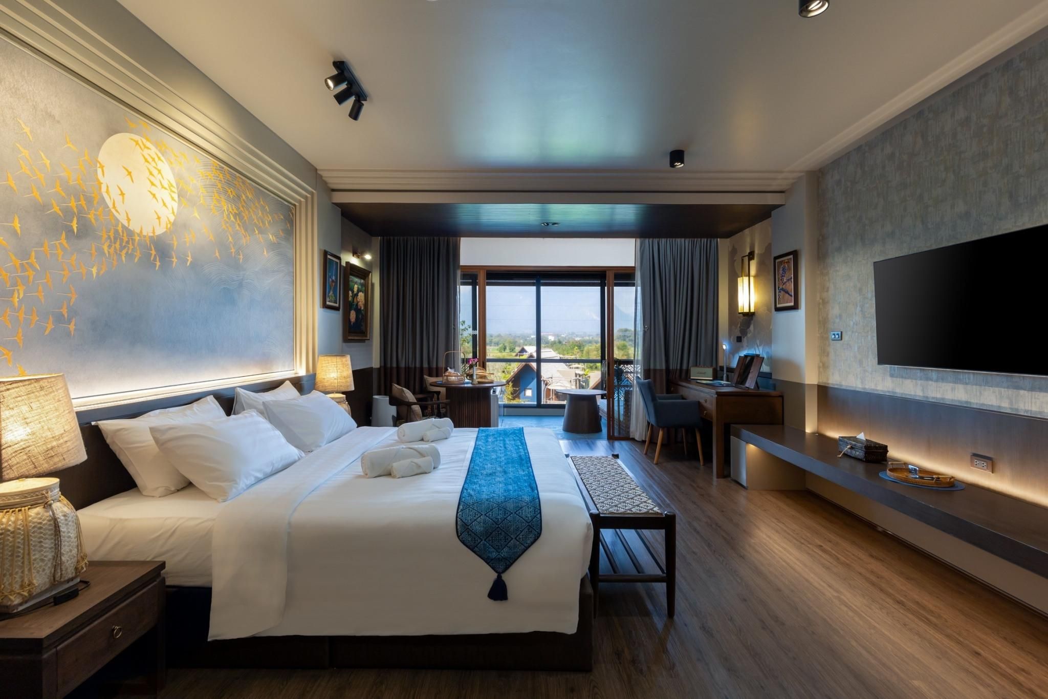 Deluxe Mountain View King Room with Bathtub